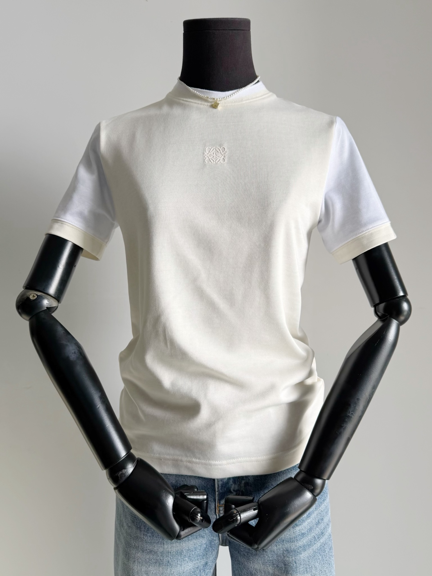 NO:804609,Off-white·Detailed real photos. Very fresh color. Very suitable for summer wear. Super skin-friendly silky cotton, breathable and not stuffy. The small version with a shoulder is also slimmer than an ordinary tee.19860909米白色·细节实拍图 很清新的色调 非常适合夏天穿着搭配 超亲肤的丝滑棉,透气不闷 正肩小版也比普通的tee更显瘦喔,,,Women's clothing