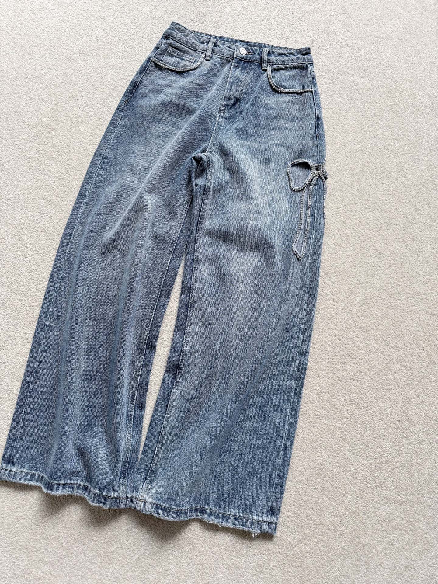 NO:804604,Who hasn't got this pair of ANN's amazing pants? It's hard to find in the closet!! It's different from the jeans all over the street. Custom-made high-weight denim, very wide, stylish and soft and comfortable. Eco-friendly washing restores the same saturation. Three-dimensional cutout hollow bows, and then pure hand-sewn imported diamonds. On average, a pair of pants takes 4-6 hours. Including pockets, there are diamond embellishments ~~ The design and practicality are perfect for my requirements. I sincerely recommend new and old customers to try it boldly,,jeans,19860909是谁还没有ANN这条神裤 柜子已经一码难求 !! 和满大街的牛仔裤拉开差距 定制高克重牛仔棉 挺阔有型又做到了柔软舒适. 环保水洗还原饱和度一致 立体剪裁镂空蝴蝶结 再纯手工缝制进口奥钻 平均一条裤子就需要4-6小时手包括口袋边也有奥钻点缀 ~~ 设计和实穿性都完美符合我的要求 真心推荐新老顾客大胆尝试,,jeans,,Women's clothing