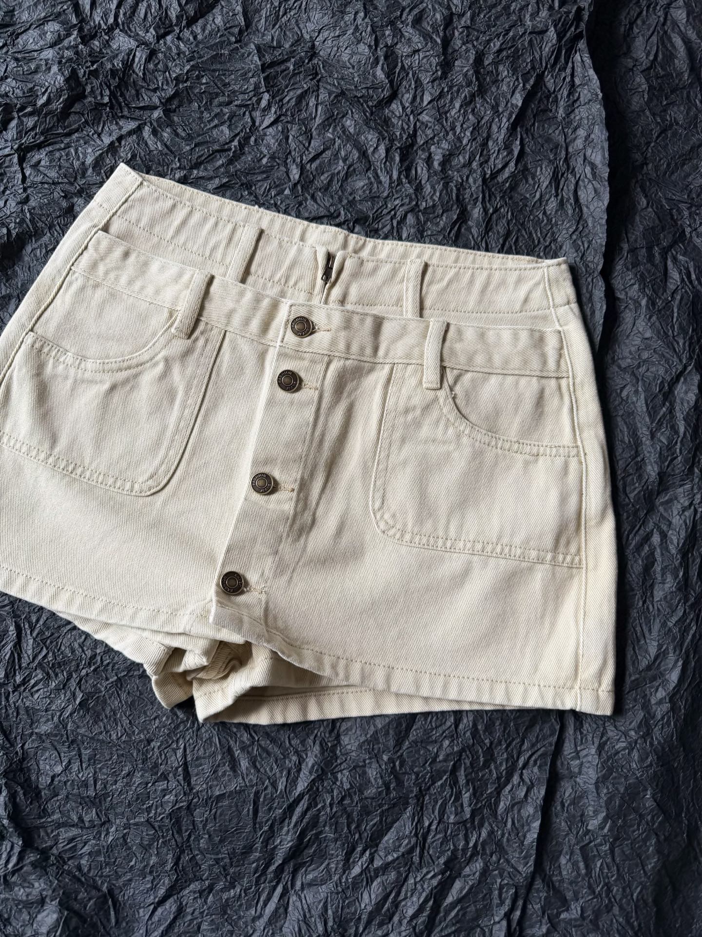 NO:805398,A high-looking culottes that you can put away as soon as they are ready. They look like a skirt from the front, but they are actually shorts. Updated as the temperature rises. This highly practical denim shorts is worthy of everyone's careful appreciation ~~ The real thing is much more advanced than the real photo. Customized light khaki high weight denim cotton. It is quite wide and stylish, soft and skin-friendly. The A-line version is restored! The three-dimensional cut fake two-piece design is rich in layers but not hot at all. Don't worry, skirts, shorts,19860909见好就收的高颜值裤裙 正面看是条裙子,实则是条短裤 踩着升温的节奏更新 这条实用性超高的牛仔短裤 值得所有人细细品味 ~~ 实物比实拍高级很多 定制浅卡其高克重牛仔棉 挺阔有型,柔软也亲肤 A字版型还原嘎嘎正 !! 立体剪裁假两件设计层次丰富 但完全不会热请放心,,skirts,shorts,,Women's clothing