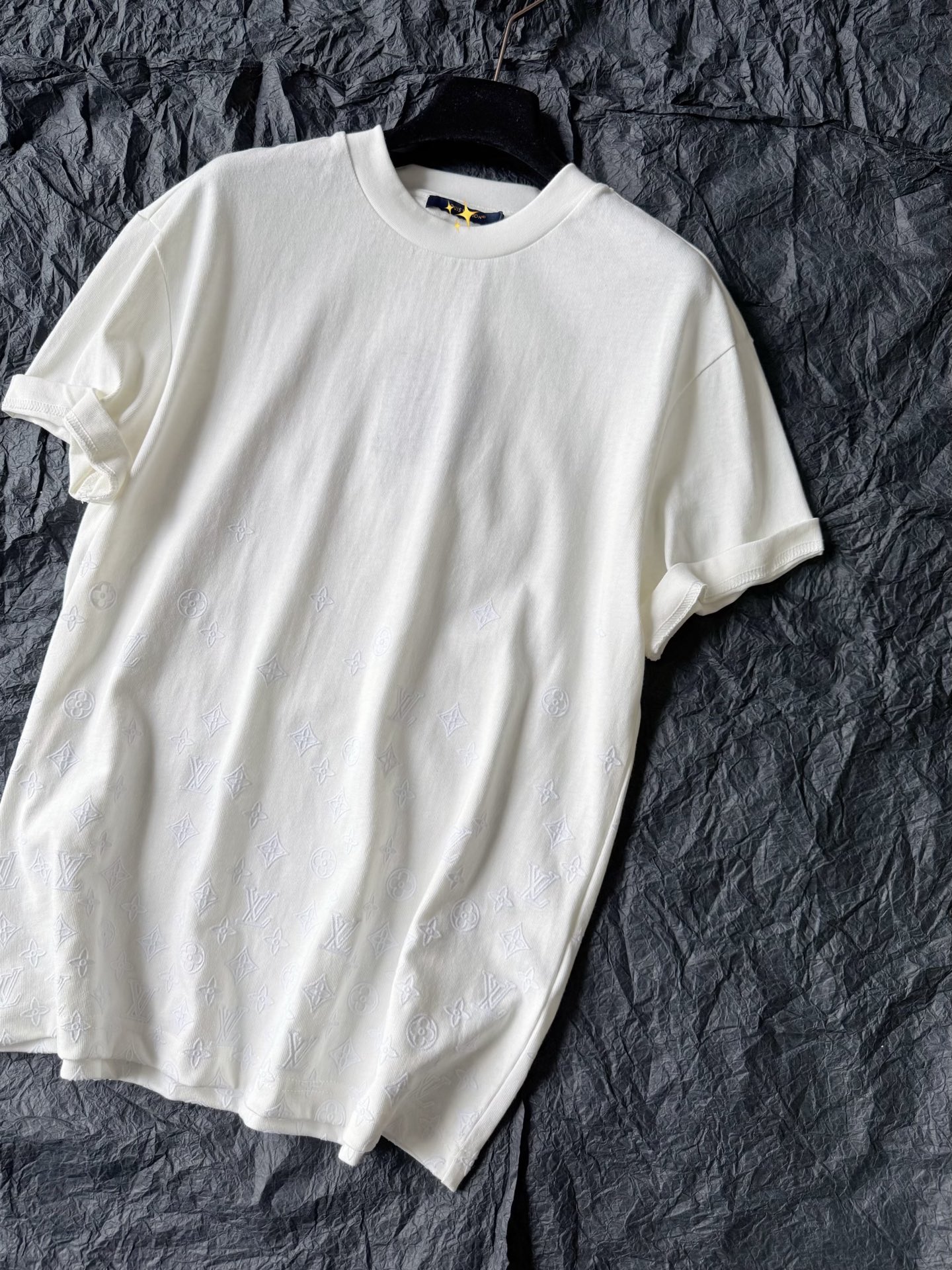 NO:806140,Customers who know the goods and know the value of this 1v tee. Needless to say, I have to wear it every year. The design and wearability are at the ceiling level among brands. There is a reason for the cabinet to be 1w+. The fabric is of course the same 12-count fine cotton plain. Pay attention to the thick version of the three-dimensional flocking logo. It uses elastic and environmentally friendly glue. It has no odor and has stronger adsorption force on the body. It is recommended to buy it back and share it with your family.19860909懂货识货的顾客 都懂1v这一件tee的含金量 无需多言每一年都要入老花 这个设计和实穿性 在品牌中都是天花板级别. 柜子1w+是有理由的 面料当然是一致的12支精棉平纹 注意厚版立体植绒logo 采用的是弹力环保胶浆 无异味,在衣身吸附力也更强 推荐买回去和家属一起共享,,,Women's clothing