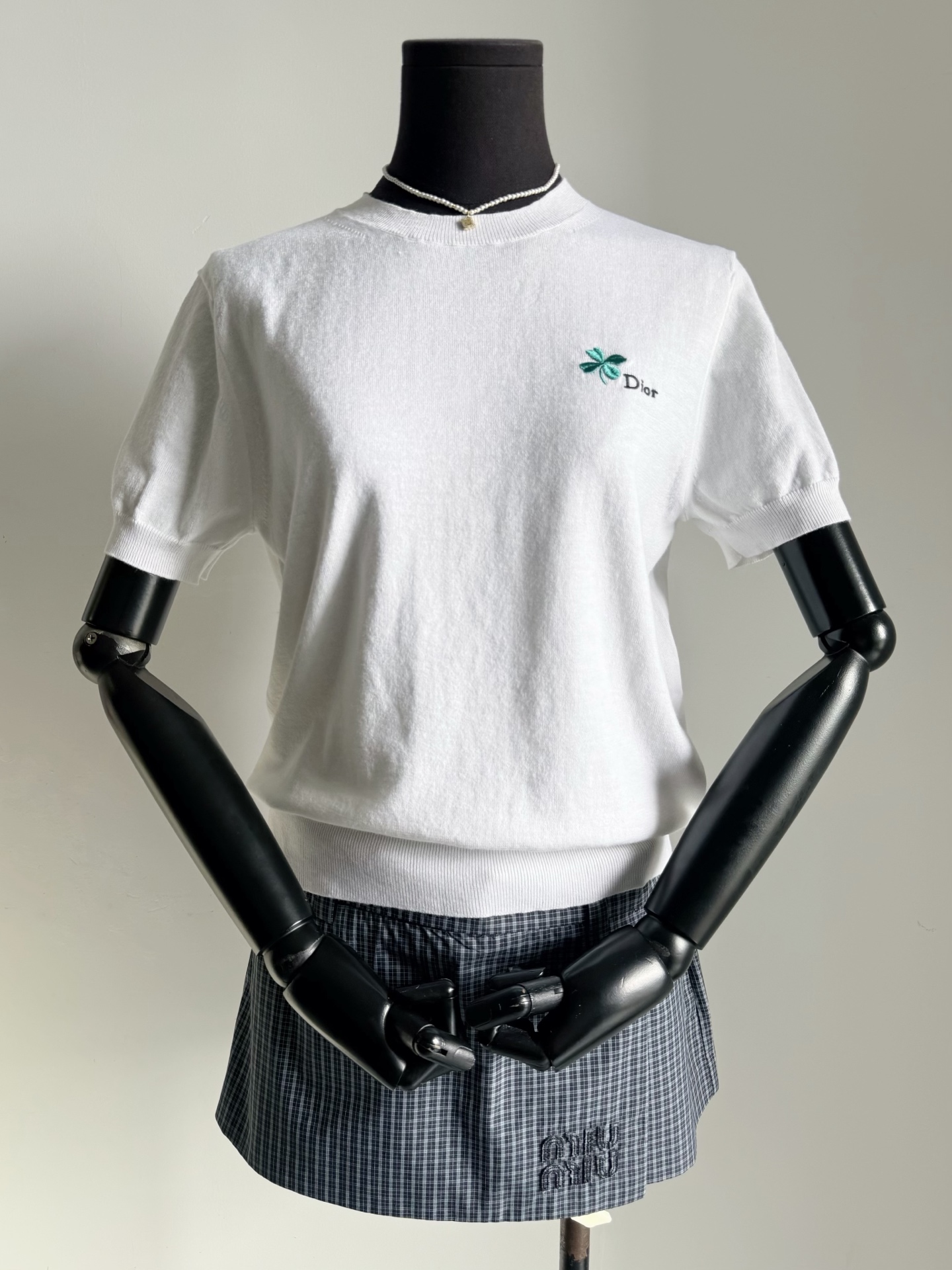 NO:807111,It’s a piece that Zhou Ye has planted very much. I like Dio’s simple and elegant design. You can also wear knitted tees in summer. New and old customers, you can buy it with confidence. It is a practical item that will never be at the bottom of the box. Customized pure cotton wool. It is loose and moderate, soft and skin-friendly but not squishy. It has a visible texture and excellent breathability. It can be worn with various skirts or shorts in summer. It is fresh and refined and not rigid at all. Exclusive embroidery logo on the chest, four-leaf clover embroidery  French romantic atmosphere, dior, skirts, shorts,19860909被周也狠狠种草的一件 就中意Dio简约优雅的设计 夏天也可以穿得针织tee 各位新老顾客,可以放心入手 绝不压箱底的实用性单品 定制棉质纯棉毛料 松散有度,柔软亲肤却不软塌 看得见的肌理感,透气效果极佳 夏天配各类裙子或者短裤 都清新脱俗一点也不会死板. 胸前专属刺绣标识 四叶草刺绣 法式浪漫氛围浓厚,,dior,skirts,shorts,,Women's clothing