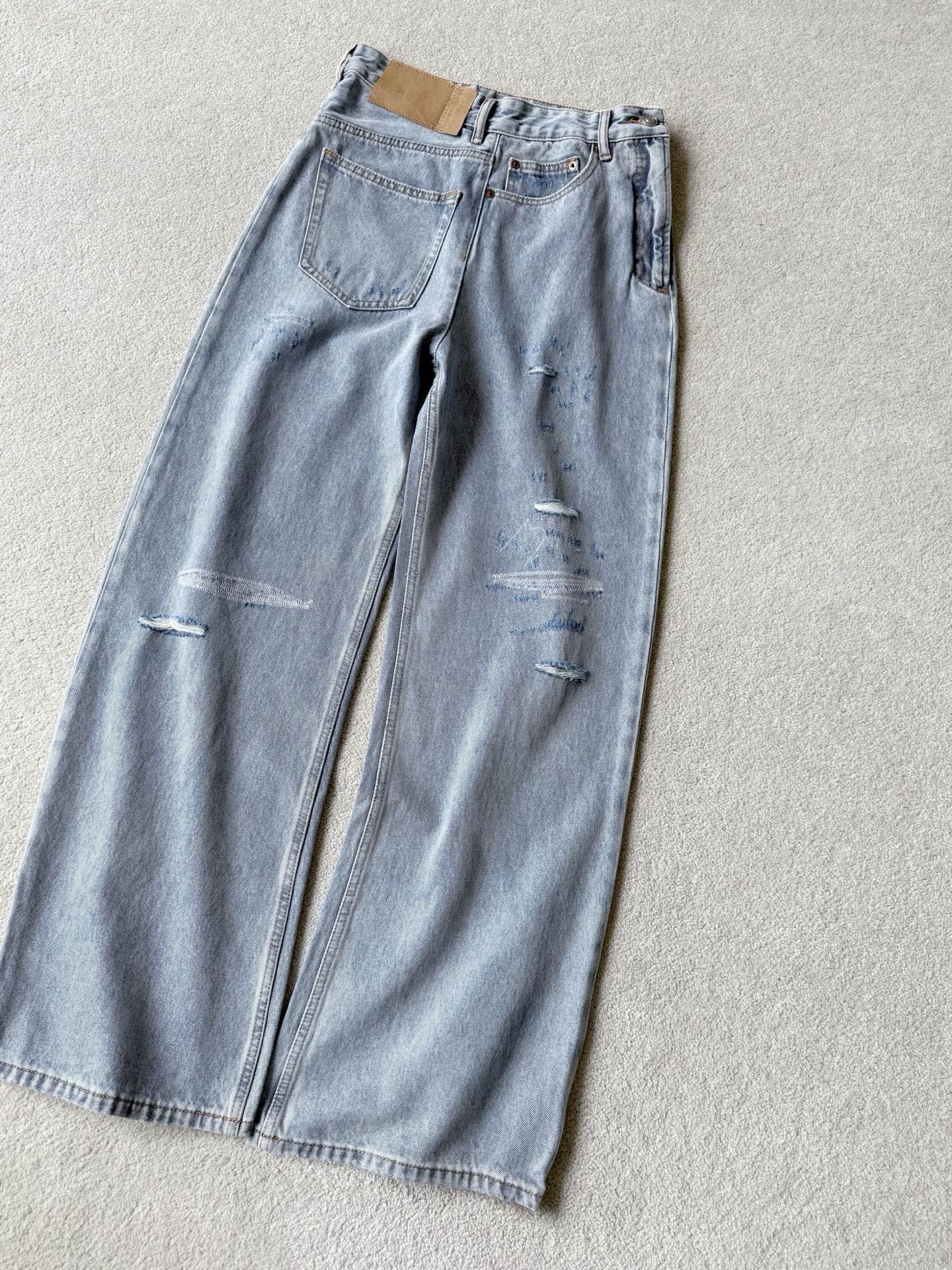 NO:807103,Everyone praises the aesthetic items. Margiela pants continue to be released!! All employees are full of praise for the large goods. The design is so surprising. Customized high-quality jeans, three-dimensional tailoring, high waist and complex splicing on the front and back. The craftsmanship details are not something that small factories can do. You can understand the importance of the pattern as soon as you wear it. It hides the flesh and slims down, and beautifies the proportions. The small details of the holes are restored to the same old effect. The reverse pocket patch design + the small details of the holes automatically distinguish the upper body from other jeans.,,masion  margiela,jeans,19860909人见谁夸的好审美单品 马吉拉神裤继续出 !! 大货入库所有员工都赞不绝口 这个设计太让人惊喜了. 定制高品质牛仔裤 立体剪裁中高腰前后复杂拼接 工艺细节不是小厂可以做到的 一上身就懂版型的重要 藏肉显瘦,美化比例 破洞小细节和做旧效果还原一致 反转口袋贴布设计+破洞小细节 上身自动区别其他牛仔裤.,,masion margiela,jeans,,Women's clothing