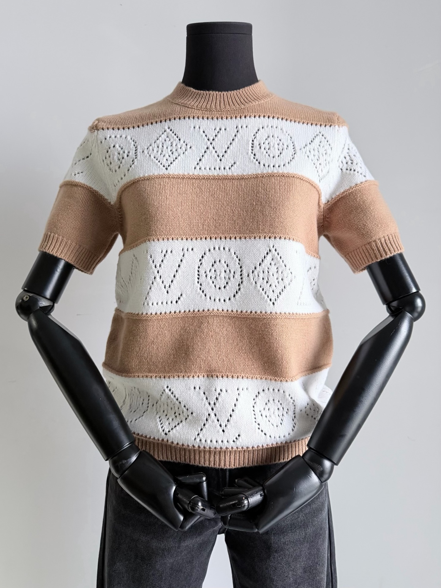 NO:807100,Khaki color·details real photos, low-key luxury and details, especially the three-dimensional sense of weaving, which is not something ordinary knitwear can have.,,19860909卡其色·细节实拍图 低调奢侈有细节 特别是织造的立体感 不是普通的针织品可以有的.,,,Women's clothing