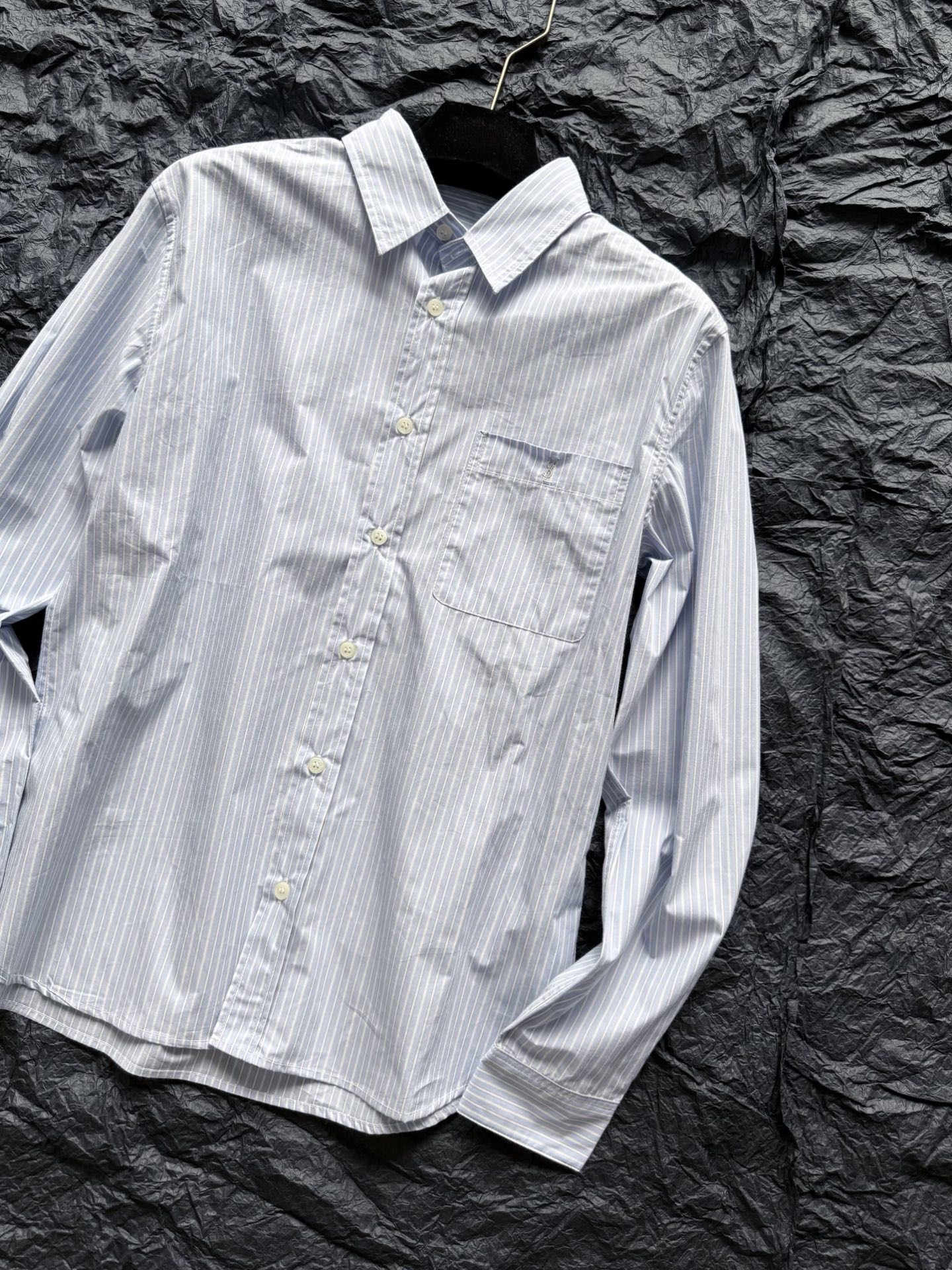 NO:807099,There are very few striped shirts anymore, so I really can’t refuse this one from slp!! I caught this piece in the cabinet at a glance. The fresh and refined striped shirt fabric ~ the logo embroidered with matte threads of the same color on the chest is low-key, luxurious and detailed. The three-dimensional tailoring of the shoulder version is slightly longer at the front/side slits. It can be worn daily or for commuting. It can be worn alone or layered.,, loro piana, shirts,19860909已经很少出条纹衬衫 slp这一件真心无法拒绝 !! 柜子一眼相中这件 清新脱俗的条纹衬衫面料 ~ 胸前同色系哑光绣线刺绣logo 低调奢侈有细节. 立体剪裁正肩版型 前段后略长/侧面开叉 可以日常也可以通勤的一件 单穿叠穿都能随意驾驭.,,loro piana,shirts,,Women's clothing