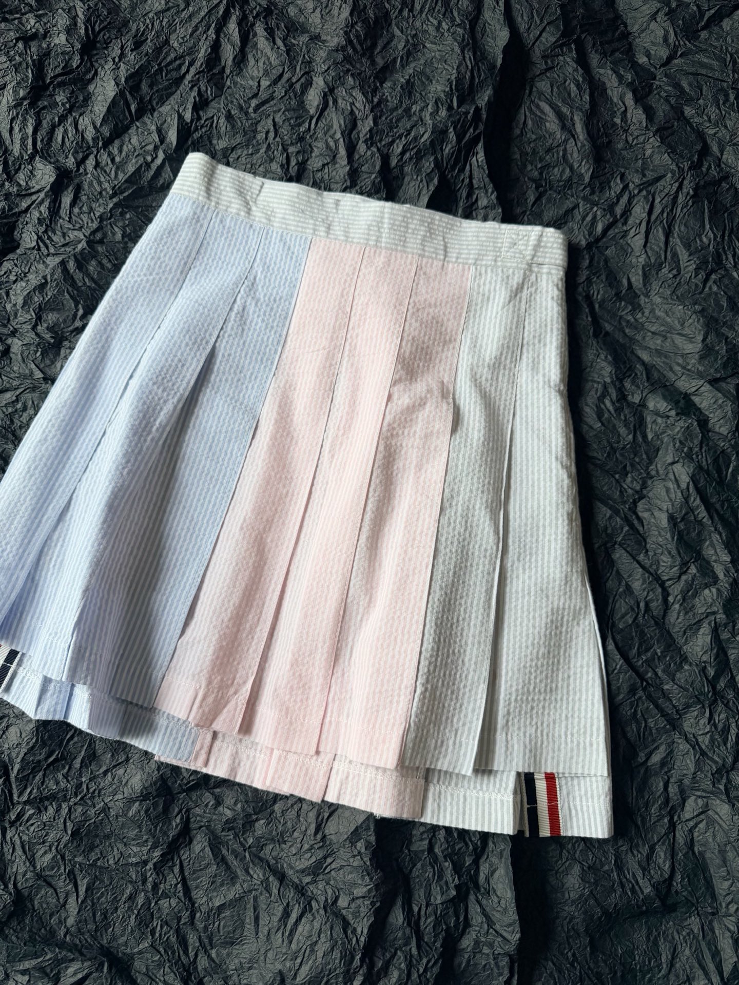 NO:807097,When wearing a TB pleated skirt, you have to be different from the styles on the street ~ Keep up with my family's aesthetic without taking any detours. This mini skirt in macaron color is perfect for spring and summer wear. Customized pure cotton texture fabric. Three colors are accurately matched by light measurement. The front and back splicing is very fine. The lining and hemming details are smooth and comfortable. The upper body is not tied at all, so you can control it at will. The classic version is short in the front and long in the back. It beautifies the proportion and is easier to wear. Skirts,19860909穿TB百褶裙 也要和满大街的款拉开差距 ~ 紧跟我家审美不走弯路 这一条马卡龙配色小裙子 太适合春夏穿搭了 定制纯棉肌理感面料 三种颜色都通过光测精准对色 前后拼接非常精细 内衬包边细节平整舒适 上身一点也不扎,随意驾驭 前短后长经典版型 美化比例的同时也更好穿,,skirts,,Women's clothing