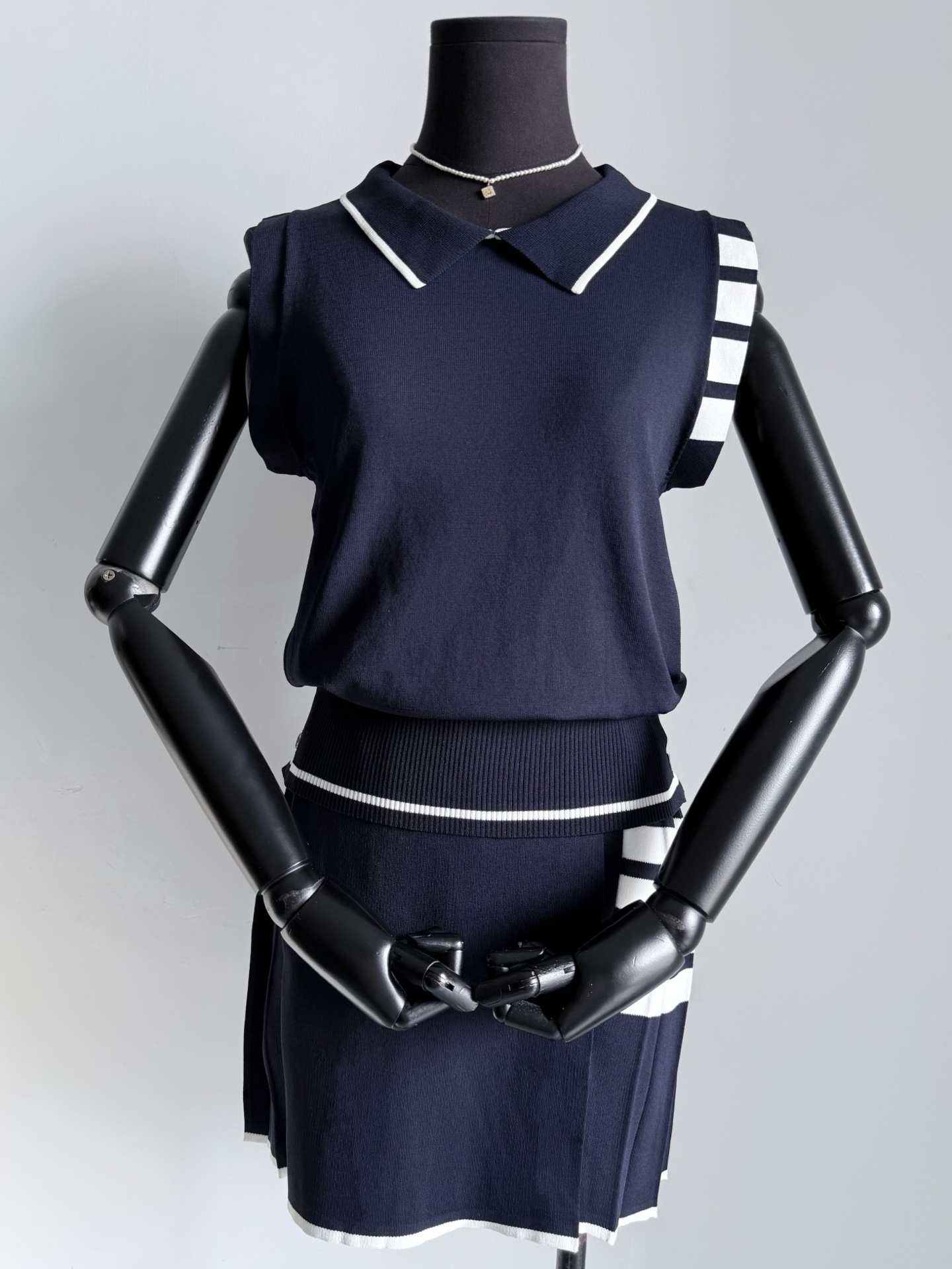 NO:807087,Everyone praises the TB collegiate style series. The four-stripe knitted vest + knitted skirt is outstanding whether worn as a set or separately. Carefully selected and softly treated wool is elastic and very skin-friendly and can be worn next to the body without restraint ~~ The classic four-stripe woven polo lapel vest paired with a four-stripe knitted pleated skirt are classic TB elements that will never go out of style. Wear them for daily street wear/traveling or when playing golf or tennis. It can make you look young and beautiful without any effort.  !!,,skirts,19860909人见人夸的TB学院风系列 四条杠针织背心+针织半裙 不论成套穿,还是分开搭都出挑 经过精心挑选和柔软处理的毛料 富有弹力的同时非常亲肤 可贴身穿无拘无束 ~~ 经典四条杠织造polo翻领背心 搭配四条杠针织百褶裙 都是TB经典元素,永不过时 日常出街穿/旅行穿 或者打高尔夫网球运动时穿 它都能当你不费力显嫩又漂亮 !!,,skirts,,Women's clothing