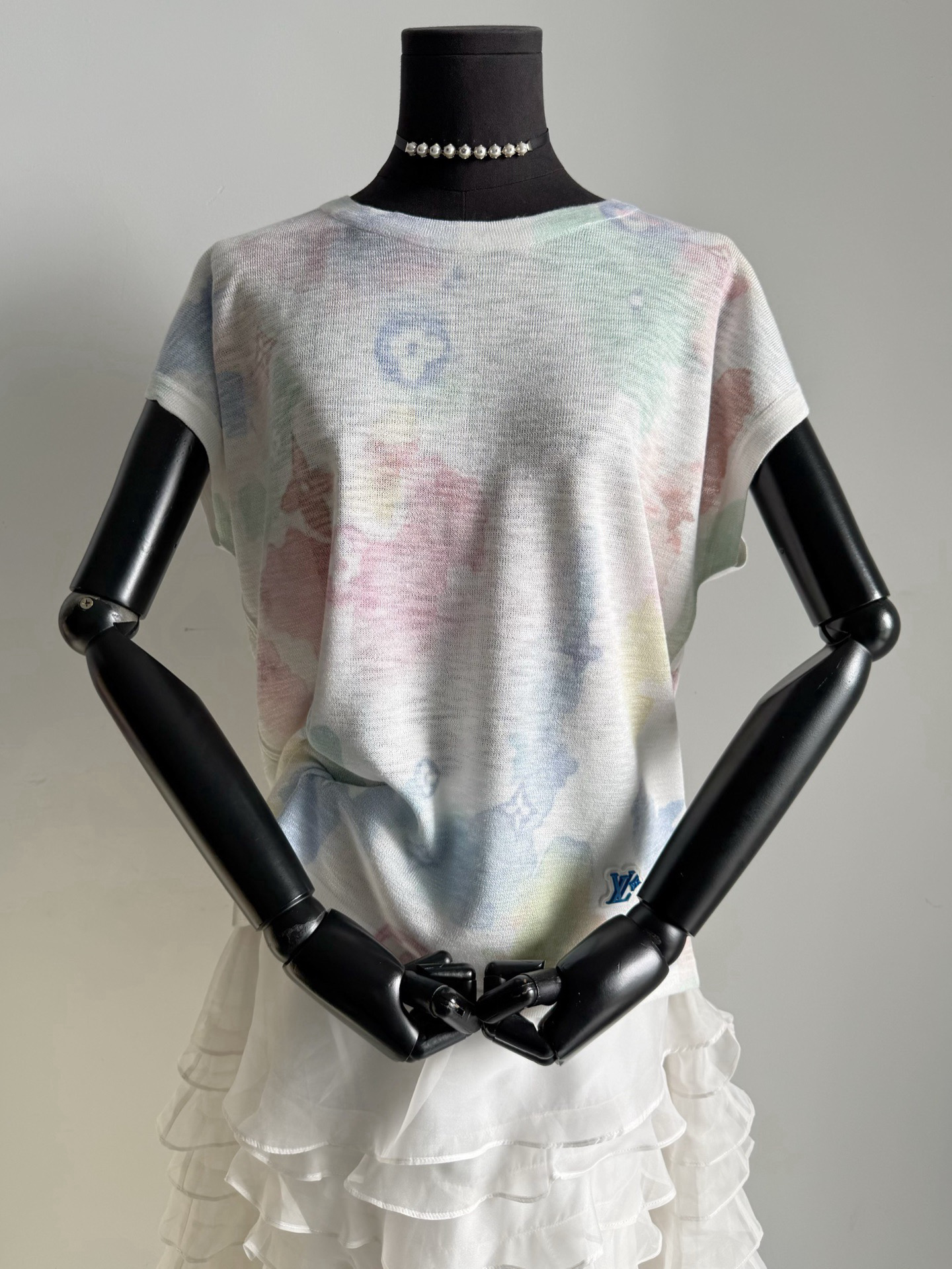 NO:808192,The new knitted tee from the 1V tie-dye series makes it easy to control the summer without stress ~~ The vat-dyed wool is soft and skin-friendly. The tie-dye effect is restored very well. The transition of the real color tone is natural and smooth. You don’t know it is a knitted tee until you touch it. It is worth emphasizing the dropped shoulder cuffs to cover all your bye-bye muscles. The three-dimensional small logo embellishment on the hem improves the recognition and appearance a lot!!,,198609091V扎染系列新出针织tee 夏天轻松驾驭无压力 ~~ 包缸定染的毛料,柔软亲肤 扎染效果还原非常到位 实物色调过渡自然又流畅 不触摸到都不知是件针织tee. 值得强调落肩袖口 把你们的各种拜拜肉都遮完 下摆立体小logo点缀 辨识度和颜值都拔高了不少 !!,,,Women's clothing