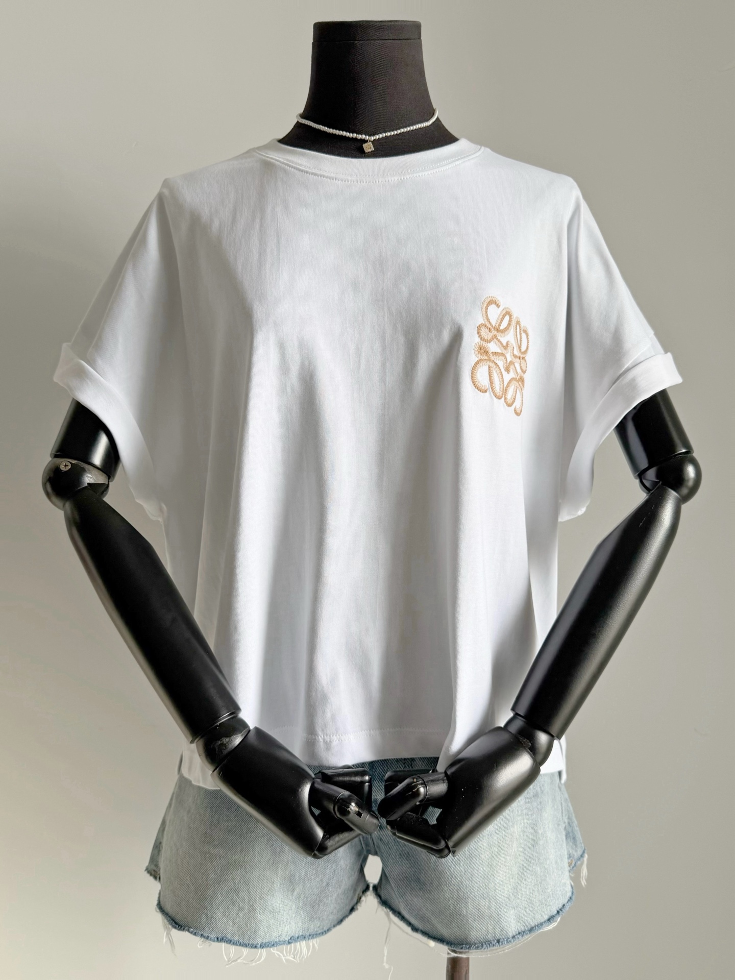 NO:822792,SS26 new style with logo is different from previous styles, it looks better this year. Skin-friendly mercerized cotton is very suitable for summer. It can be said to be full of breathability and comfort ~ Thick needle embroidery two-color gradient logo is more three-dimensional and rough. I think the details are better. The short off-shoulder version has no restrictions on the body shape and is lazy and slimming. It is recommended to wear both colors interchangeably.19860909SS26新款版型喝logo 不同于以往的款式,今年更好看 非常适合夏天的亲肤丝光棉 可以说是透气性和舒适度拉满 ~ 粗针刺绣双色渐变logo 更加有立体感,粗狂感 我觉得细节上更胜一筹 偏短款的落肩版型 对身材不设限,慵懒显瘦 推荐两个颜色都入换着穿,,,Women's clothing