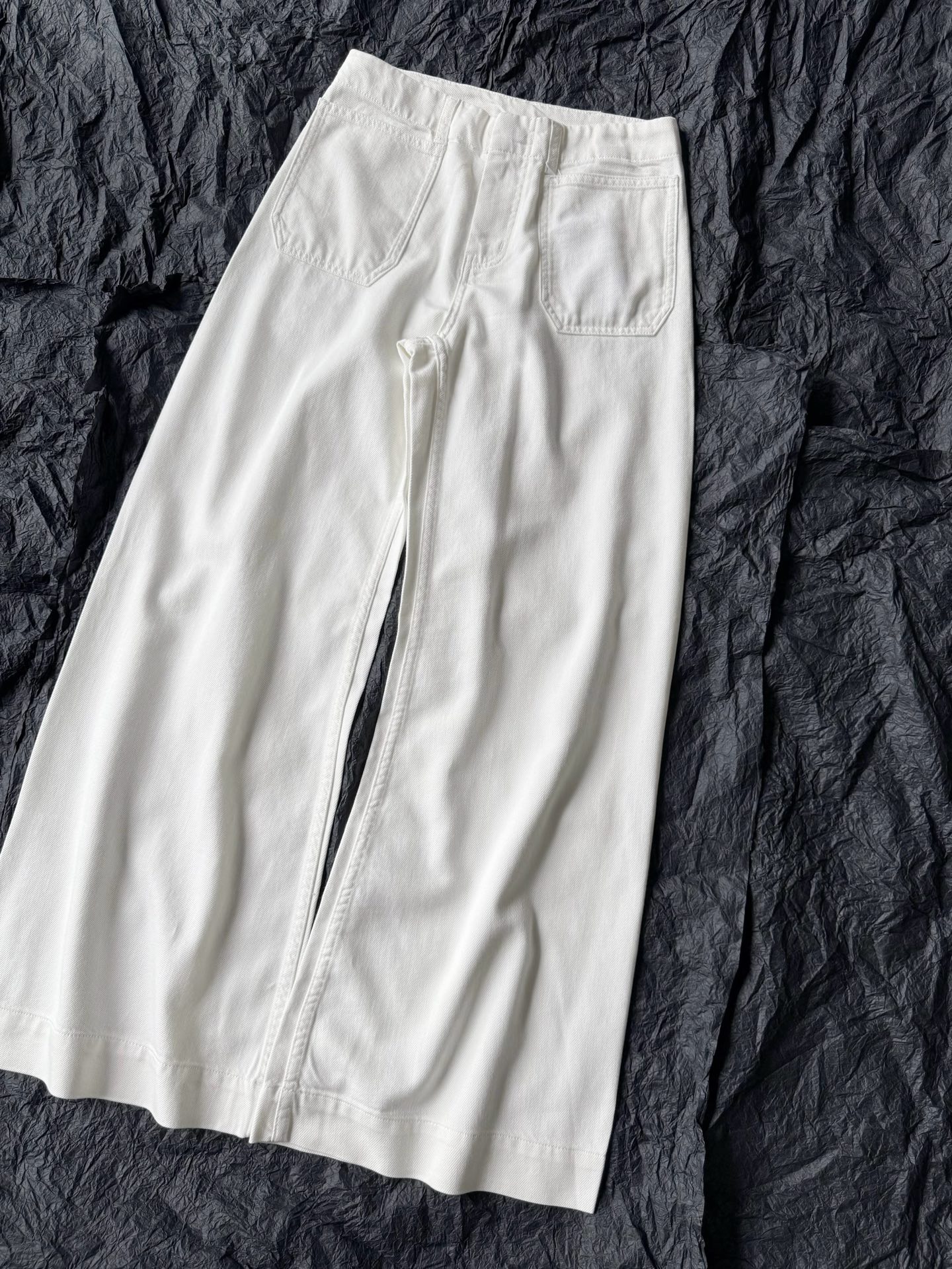 NO:822833,I have rarely been so obsessed with a pair of jeans. Celin's pants this year are amazing again!! There is a big breakthrough in the style. The loose and wide-leg tailoring perfectly accommodates all kinds of imperfect leg shapes. Look for my soft, skin-friendly and drapey denim. The twill texture is very clear and can withstand long-term wear and washing without deformation. ~ The exquisite and simple logo on the back. The overall blue and white tone is really love. You can try it boldly!!,,celine,jeans,19860909我很少对一条牛仔裤如此着迷 celin今年的裤子又封神了 !! 版型上就有很大突破 宽松偏阔腿的剪裁 完美包容各类不完美腿型. 认准我家柔软亲肤又垂坠的牛仔棉 斜纹肌理感清晰无比 经得起长时间穿洗不变形走样 ~ 后副精细简约的logo 整体蓝白色调真的好爱 版型你们就大胆上身试吧 !!,,celine,jeans,,Women's clothing