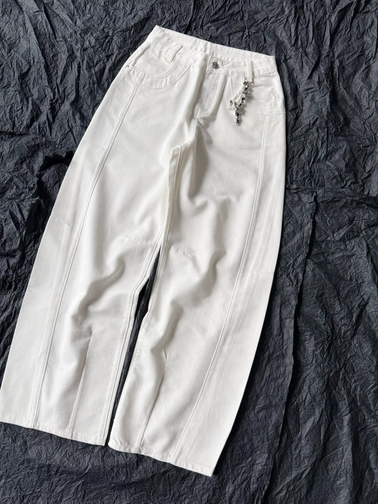 NO:822806,I will continue to update my scimitar-style jeans. Everyone who has worn them has praised them~ Personally, I feel that this year's pants are of a higher quality. Not only are the fabrics selected to be of higher quality, they are durable and not easy to deform. The aesthetics of the design are also better. The small pendants delivered are all individually molded by my family. At least in the market, you will not wear matching shirts ~ The three-dimensional tailoring restores the scimitar version to modify the imperfections of various leg shapes. The off-white color does not choose the matching and color at all,,jeans,19860909继续更新我家弯刀版型牛仔裤 穿过的都夸好~ 今年的裤子个人觉得档次又拔高 不仅面料选得更高品质 经久耐穿不易变形. 设计上审美也更好了 这条配送的小挂坠 都是我家单独开模制作 至少在市面上你不会撞衫 ~ 立体剪裁还原弯刀版型 修饰各种腿型的不完美 米白色也完全不挑搭配和颜色,,jeans,,Women's clothing