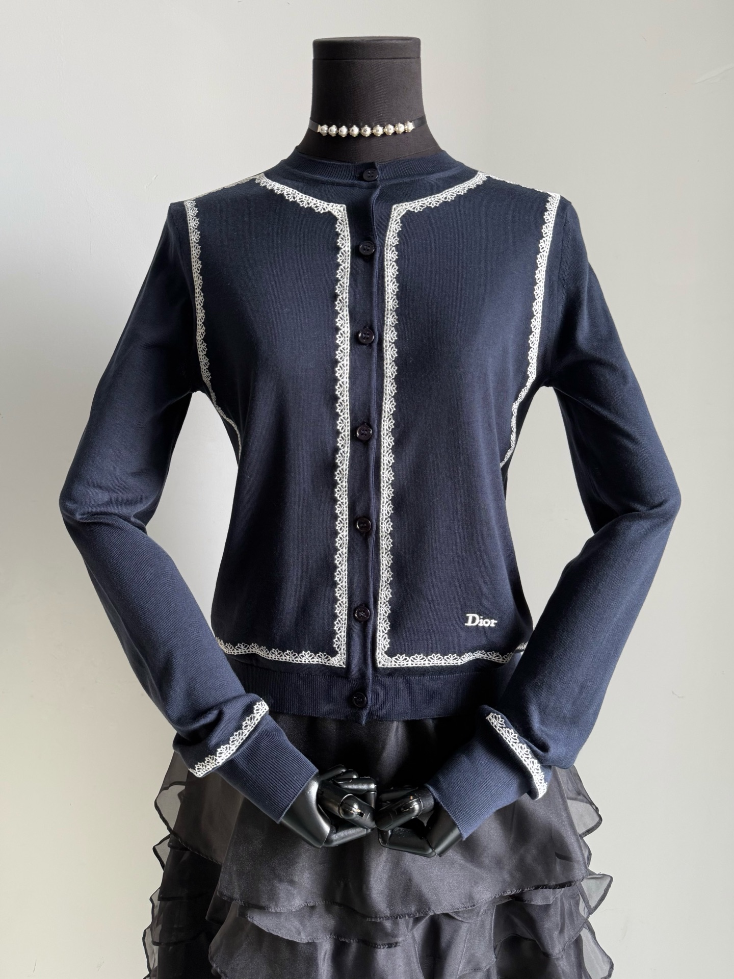 NO:822801,This year's dr design has really reached a new level of beauty. It's finally no longer 'frivolous' ~~ The new series designed by JW is a lace shirt with a French atmosphere. It has an unforgettable sense of elegance. Customized and high-cost mulberry silk wool is tightly woven. Imported machine 18-needle processing is extremely delicate. The small lace three-dimensional embroidery is a full circle. It is processed well inside and outside and will not be tied. The upper body is silky and very comfortable!!  A cost-effective cardigan for multiple occasions,19860909今年dr设计真的美处新高度 终于不再“炒冷饭”了 ~~ JW设计的新系列 颇有法式氛围感的花边小衫 让人过目不忘的优雅感. 定制高成本桑蚕丝毛料紧密织造 进口机器18针处理极其细腻 小花边立体刺绣一整圈 里里外外都处理得很好不会扎 上身亲肤丝滑非常舒适 !! 夏天也能穿的小衫 空调房保暖/太阳下防晒 多场合利用的一件性价比开衫,,,Women's clothing