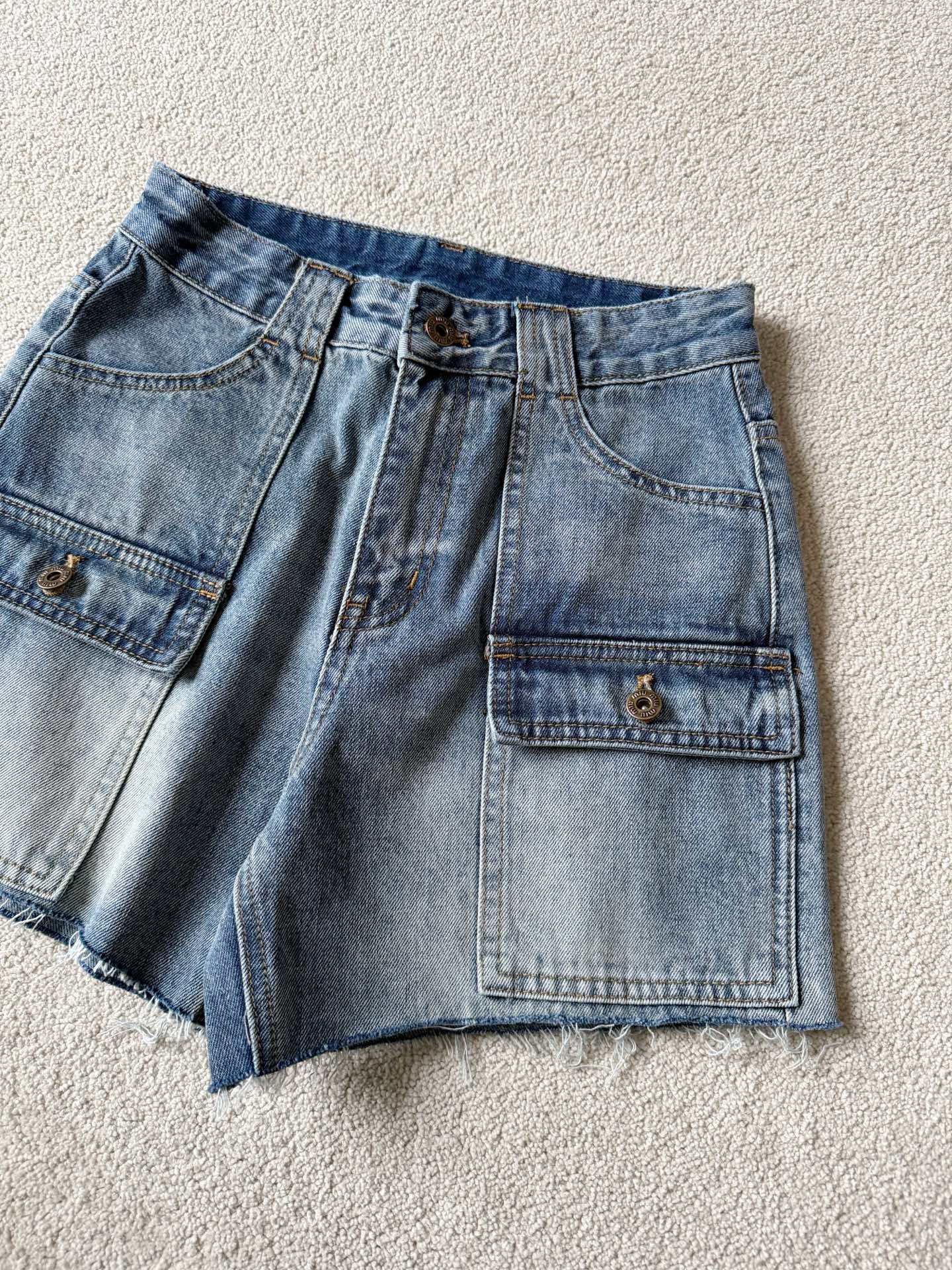 NO:822828,The first pair of must-have denim shorts this year, all miu fans, hurry up and get them!! The workwear design is extremely fashionable. The front and back pockets are designed to show off the thin legs. They cover the most fleshy parts of our bodies and only the thin parts are exposed. The mid-high waist three-dimensional cut, old hardware and small label logo. There is no unnecessary design. It is easy to match and good-looking!!,,miumiu,shorts,19860909今年第一条必入牛仔短裤 各位miu粉速度来收 !! 工装设计时髦到不行 前后口袋设计很显腿细 遮住了我们肉肉最多的部分 露出来的都是瘦的部位. 中高腰立体剪裁 做旧五金加小标签logo 没有一处多余的设计 就是好搭又好看 !!,,miumiu,shorts,,Women's clothing