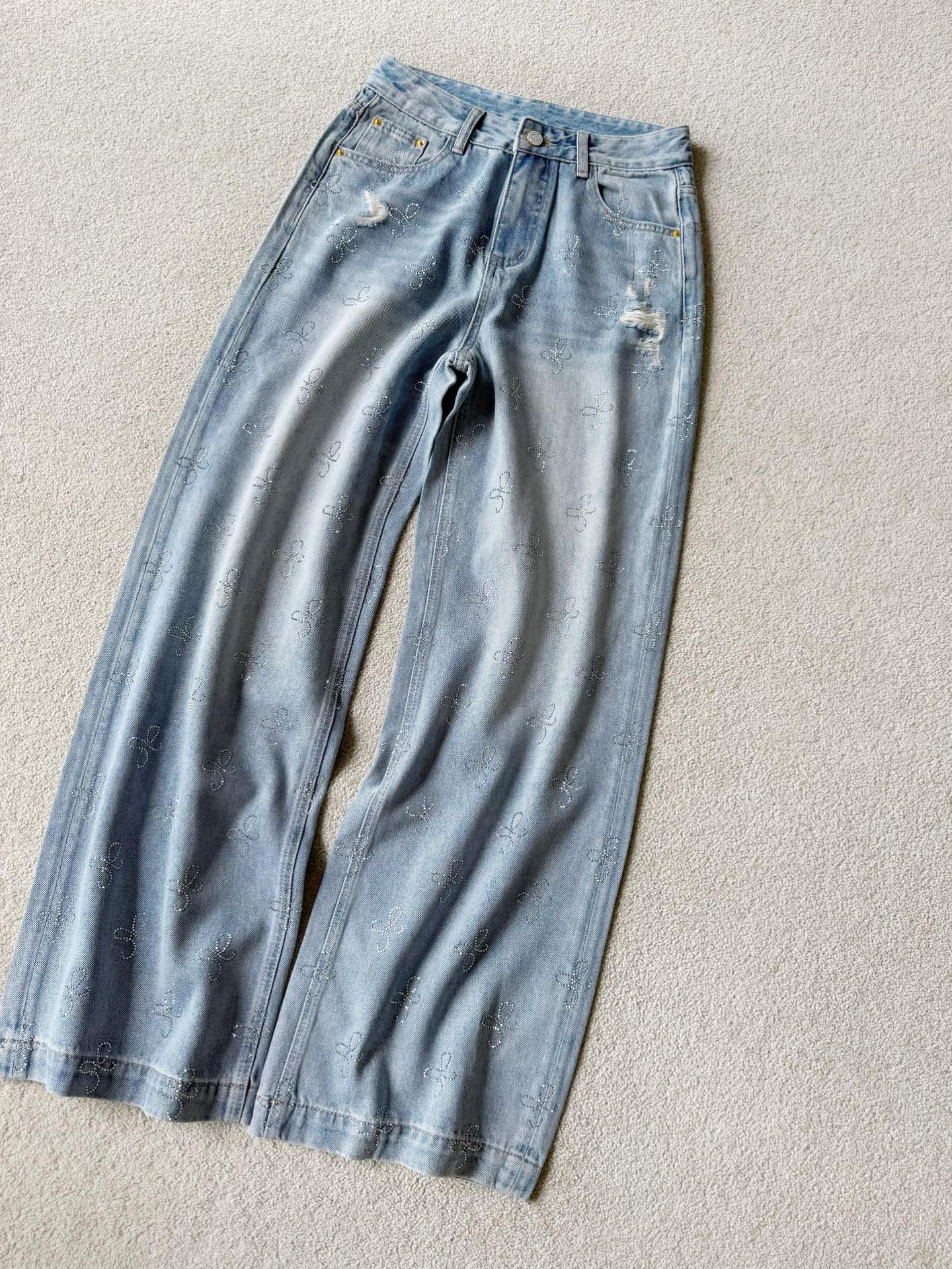 NO:823864,Jeans that keep up with us and can be worn in summer. This pair is really irresistible. I can feel the softness through the screen. It is really comfortable to my heart. Custom-made high-weight soft denim cotton. Eco-friendly washed tones appear natural and high-end. The bows are then hot-dried at high temperatures. They are not too exaggerated and have a little delicateness. Daily wear requires such caution. Whoever wears the straight version with medium and high waist will be thinner. The first batch of good products are available on a first-come, first-served basis. Jeans,19860909紧跟我们步伐,夏天也能穿的牛仔裤 这一条真心无法抗拒 隔着屏幕也感受得到柔软度 真心舒适到我的心坎上. 定制高克重柔软牛仔棉 环保水洗色调呈现自然高级 再经过高温烫钻蝴蝶结 不会过分浮夸,又有小精致 日常穿着就是要这种小心机阿 直筒版型中高腰谁穿谁瘦 首批好货入库先到先得,,jeans,,Women's clothing