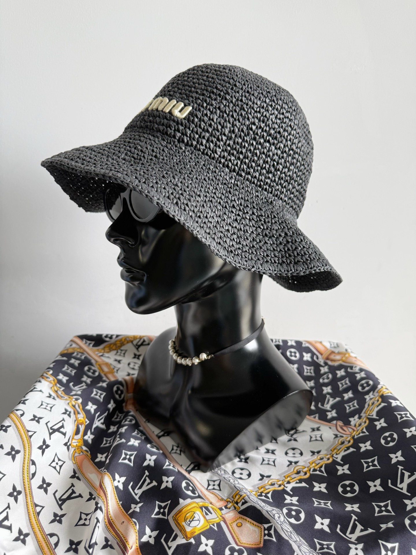 NO:823836,A must-have high-quality sunhat for summer wear. You can wear it on vacation, on the street, or at the beach. Both the material and the hat shape are the best in the market!! Made of top-grade raffia, slightly stretchy, breathable and soft. It is not tied when worn and is tall and stylish. Note that there is a steel ring around the brim to adjust freely. No matter what style you want, you can switch it at will. The three-dimensional embroidered exclusive letter logo highlights the recognition and is the finishing touch of the outfit. espadrilles, hats,19860909夏日穿搭必收的高颜值遮阳帽 度假/出街/海边都能hold住 ~ 无论是用料还是帽型 都是市面行内天花板级别 !! 顶级拉菲草编织而成 略微带有弹力,透气柔软 带上不会扎又挺拔有型 注意帽檐一圈有钢圈可自由调节 不管你要什么型,可任意切换 立体刺绣专属字母logo 彰显辨识度,穿搭点睛之笔,,espadrilles,hats,,Women's clothing