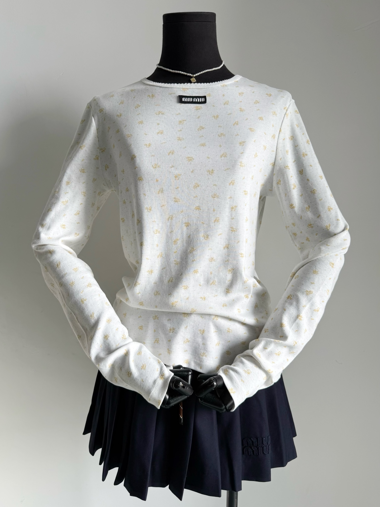 NO:823818,Long sleeves·Real pictures of details. It can be worn alone or layered. It is easy to wear in daily wear. It is recommended to layer it with a vest.,,19860909长袖·细节实拍图 可以单穿也可以叠穿 日常穿着不费力不愁搭 更推荐和背心一起叠穿.,,,Women's clothing