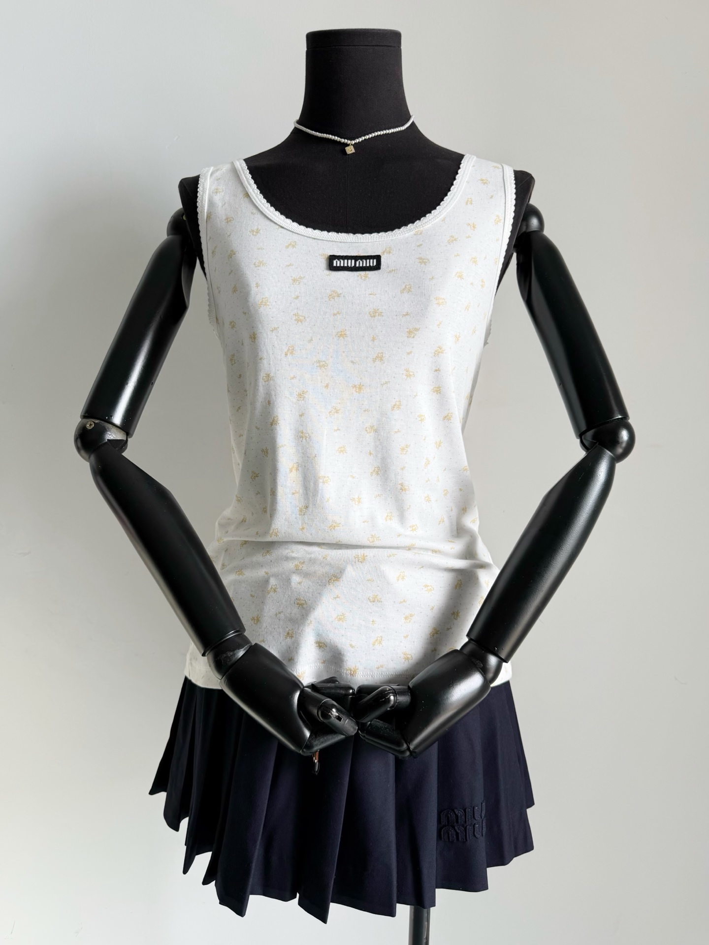 NO:823799,Vest·Details Actual Photos No matter how you layer it, this vest is a basic must-have. Our pricing makes it stress-free for you to buy, even if it is a four-piece set of 1 each, it will not affect anything ~~,,19860909背心·细节实拍图 不论怎么叠穿 这一件背心都是基础必备. 我家的定价让你买起来无压力 即使是四件套各1 也不影响任何 ~~,,,Women's clothing