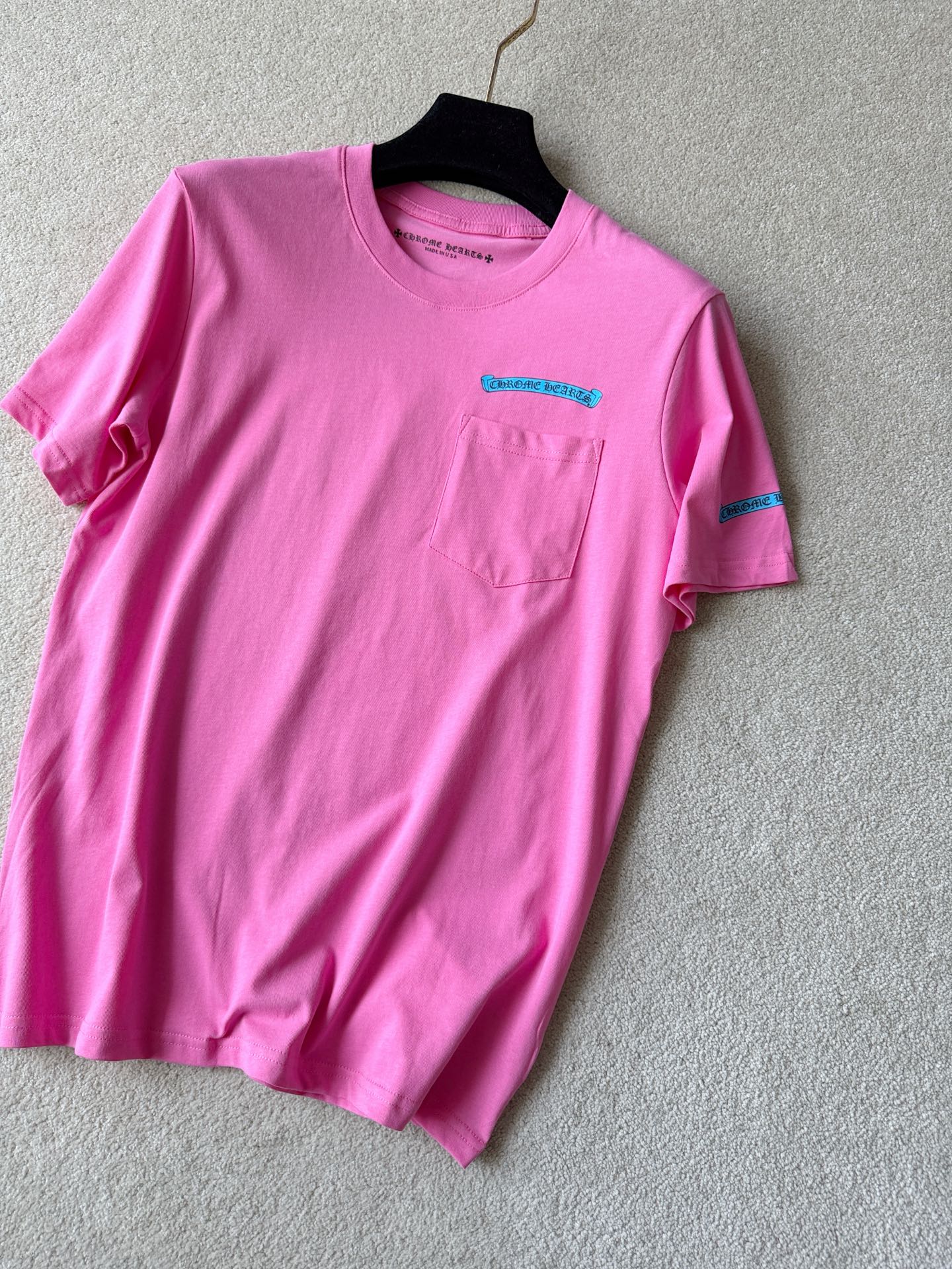 NO:823811,I like to wear T-shirts in the summer. Check out our updates in one stop ~ spend a small amount of money to do big things, needless to say. 12-count double-sided plain cotton is super skin-friendly, especially this super authentic dyed pink color. Don’t be afraid of any cross-shirt because you are top level. Durable and easy to take care of every day. One piece you can share with your family. Double-sided ultra-clear environmentally friendly glue printing. Dropped shoulders and loose fit in four sizes. Each piece comes with a top-notch tote bag.,,19860909夏天喜欢穿tee的 蹲好我们的更新一站式收齐 ~ 花小钱办大事,无需多言 12支双面平纹棉超亲肤 特别是这个超正的定染粉色 不惧怕任何撞衫因为你是top级别 经久耐穿,日常打理起来很方便 可以和家属共享的一件 双面超清晰的环保胶浆印花 落肩宽松版型四个尺码 每一件都配送顶级手提袋.,,,Women's clothing