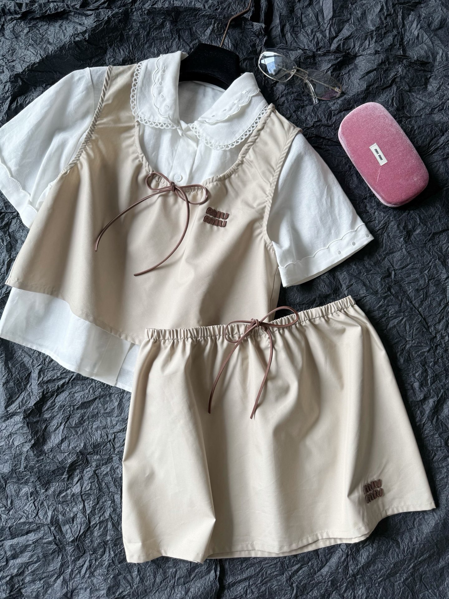 NO:823790,Actual photos of the details of the skirt. There is no difference in the upper body. The leather drawstring and leather letter embroidery are very cute. It can be matched with all miu tops.,,miumiu,skirts,19860909半裙·细节实拍图 对版版型上身无差别 真皮抽绳加真皮字母刺绣 非常乖的一条 搭配所有的miu上衣都可.,,miumiu,skirts,,Women's clothing