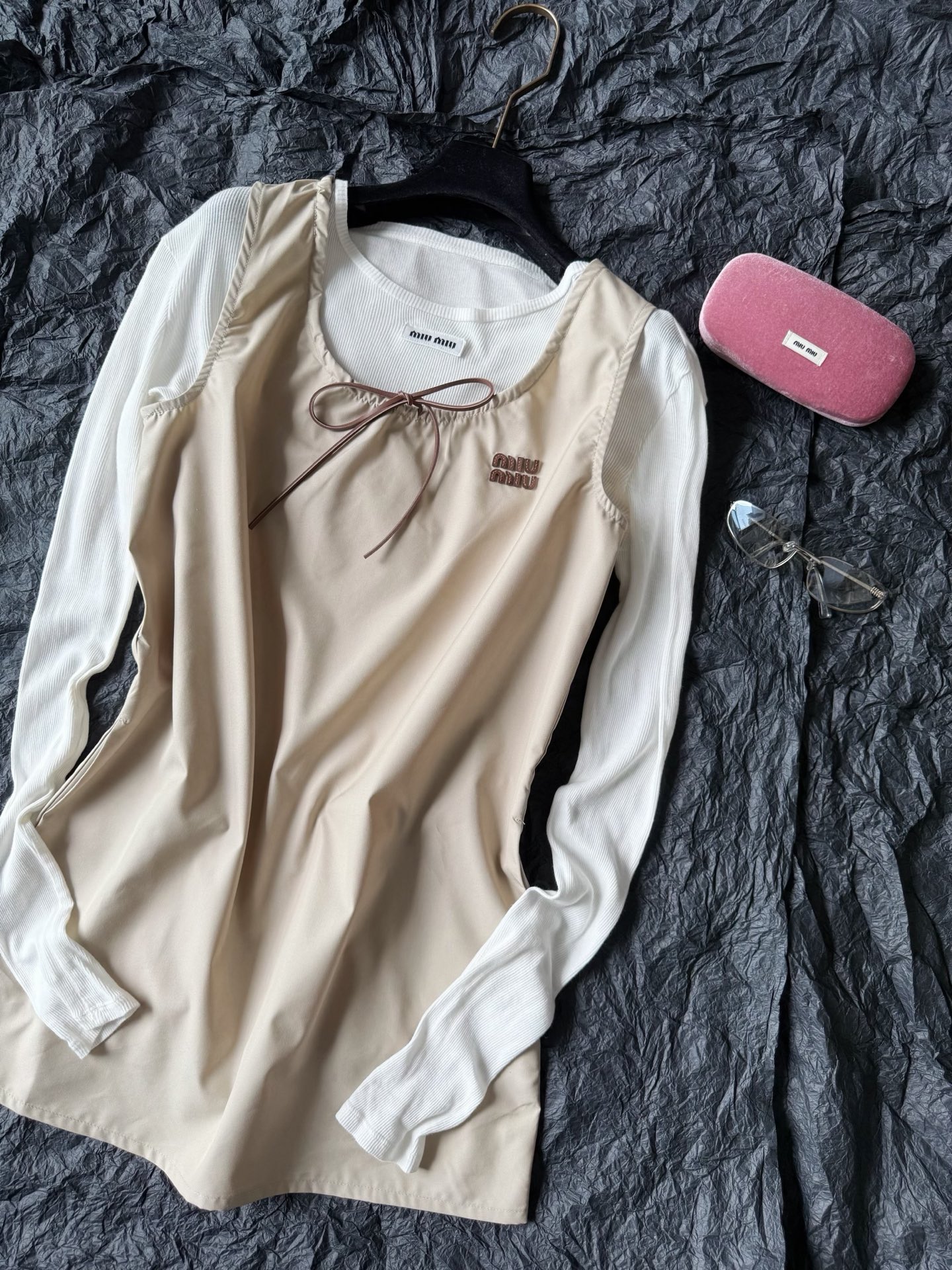 NO:823772,Value-for-money three-piece set. I really love Miu this season. Continuing the classic layering style. Customized comfortable cotton fabric blended with polyester. Fine and soft processing. Excellent comfort. Restored pleated edge design + version. Leather drawstring design. Refuses cheap feeling. Three-dimensional small logo letter embellishment on the chest. Daily layering can be matched alone. Minimalist design. It will not be outdated for another summer.,miumiu,19860909超值回馈三件套 这一季的miu真的太爱了 延续经典叠穿风格 定制舒适棉面料混纺聚酯 精细柔软处理 舒适度极佳 还原褶皱包边设计+版型 皮革抽绳设计 拒绝廉价感 胸前立体小logo字母点缀 日常叠穿可单独搭配 极简的设计 再穿一个夏季都不过时,,miumiu,,Women's clothing