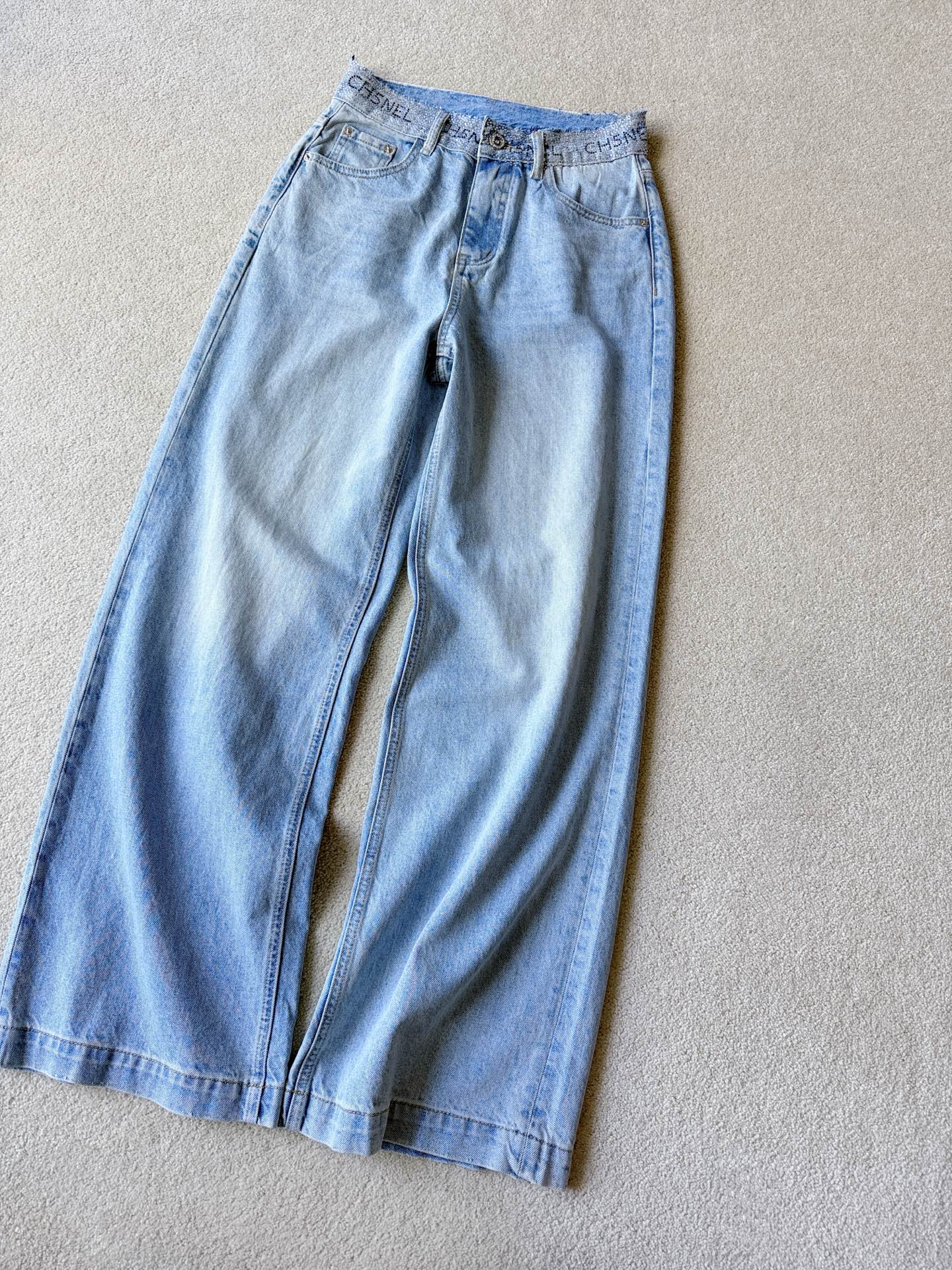 NO:823763,Updated jeans that can also be worn in summer. The real thing is unexpectedly soft!! You can see the good fit through the screen. This pair of three-dimensional cut straight pants has a wonderful shape that can withstand the test of various imperfect leg shapes. The waist is ironed with high temperature and full of diamonds, and then hand-embellished with contrasting letter diamonds. I love the casual sense of sophistication ~~ The hem is widened for a more drapey feeling. It can be worn with wind when walking, and can be worn all year round.,jeans,19860909更新夏天也能穿的牛仔裤 到手实物出乎意料地软 !! 隔着屏幕都看得到好版型 这一条立体剪裁直筒绝妙裤型 经得起各种不完美腿型的考验. 腰部高温熨烫满钻 再纯手工点缀撞色字母钻 不经意的精致感好爱 ~~ 下摆加宽更有垂坠感 走路带风,一年四季都能穿到,,jeans,,Women's clothing