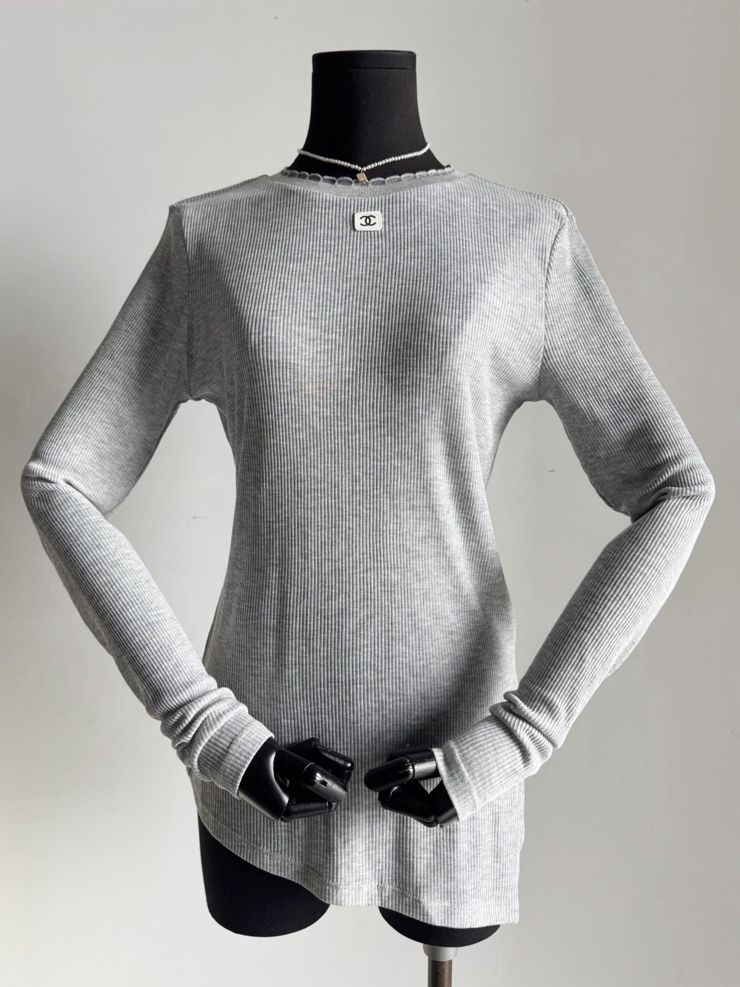 NO:823744,Gray·Details Actual Photos Ultra-thin, soft and warm ribbed fabric Comfortable, breathable and elastic The kind that can be used as sunscreen in summer ~~ The small square logo makes people fall in love with it Durable and durable, versatile and easy to match,19860909灰色·细节实拍图 超轻薄柔暖的螺纹面料 舒适透气富有弹力 夏天都能当防晒的那种 ~~ 小小方标让人爱不释手 经久耐看,百搭不挑人,,,Women's clothing