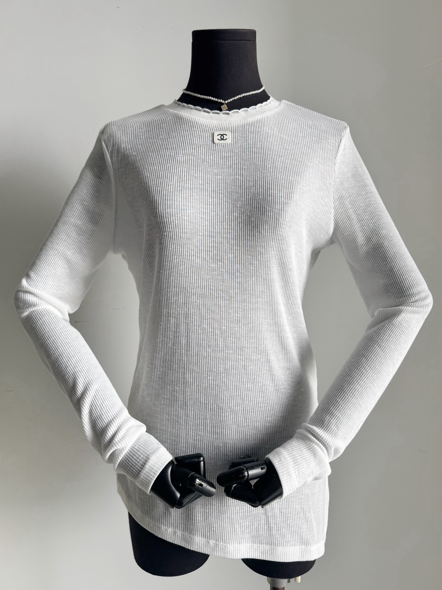 NO:823726,Many old customers are asking for this kind of threaded fabric. My bottoming shirts are worth buying!! The beautiful vintage-style bottoming shirts. I like the small label on the collar the most. It has the brand logo but is not too eye-catching. It is a basic element for layering. I really like it. The threaded fabric that is very popular among customers has been upgraded this time. It has a grainy feel and excellent resilience. The irregularly cut hem shows good proportions. It is more exciting than previous bottoming shirts ~~,,19860909很多老顾客都在求这种螺纹面料 我家打底衫值得买一囤一 !! vintage中古香绝美打底衫 最钟意领口这个小标签 既有品牌标识,又不会过分抢眼 作为叠穿的基础元素真心赞 颇受广大顾客喜爱的螺纹面料 这一次还做了新升级 看得到颗粒感,回弹性也极佳 不规则剪裁下摆彰显好比例 比以往的打底衫都更让人心动 ~~,,,Women's clothing