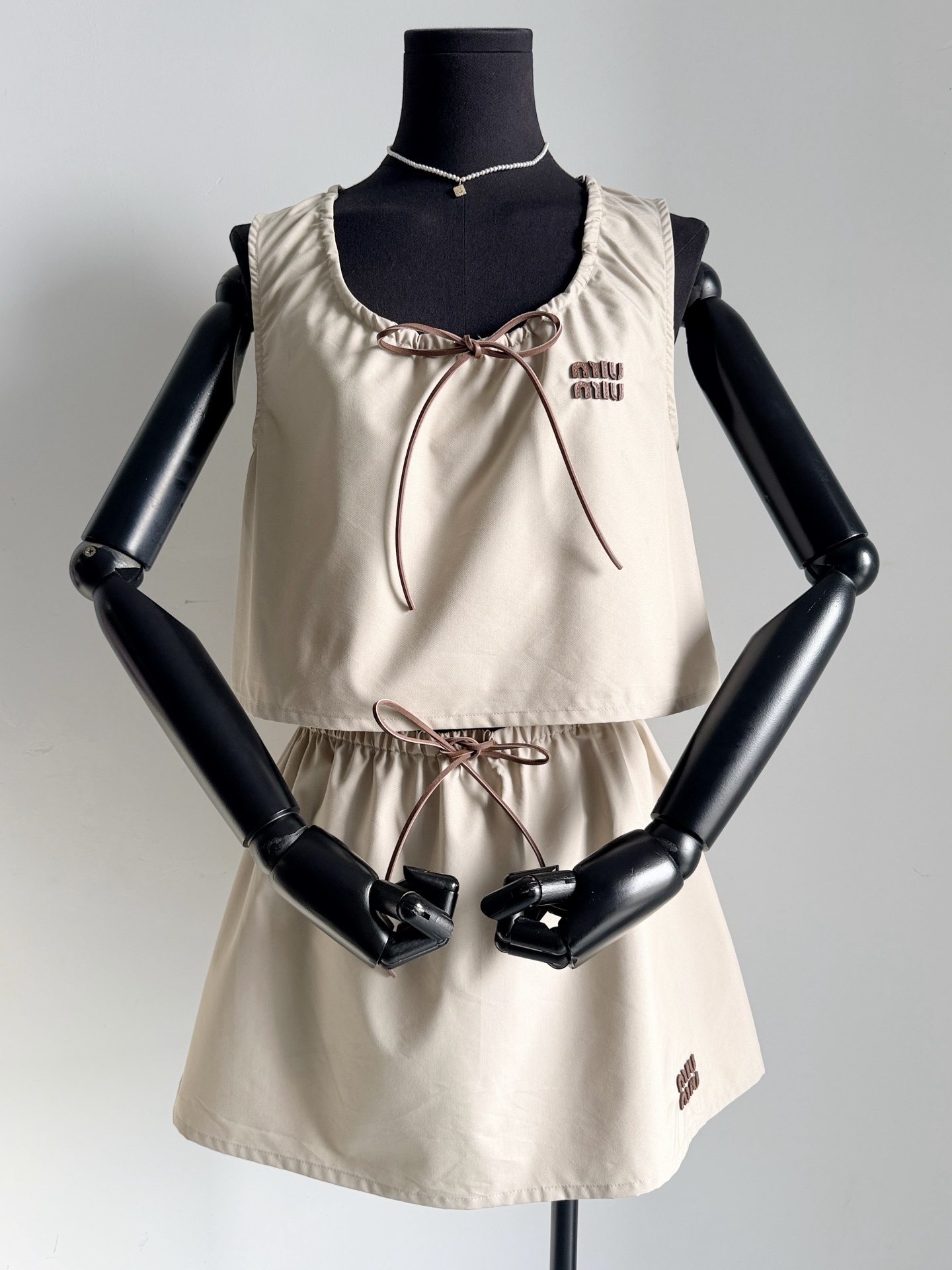 NO:823780,Actual photos of short vest details. Super cute U-neck pleats. It is layered and recognizable. My details are very delicate and will not get stuck. It is easy to layer and layer. It is a must-have.19860909短背心·细节实拍图 超乖的U领皱褶收口 富有层次感又有辨识度 我家细节处理很细腻,不会扎 轻松玩转叠穿,必入喔,,,Women's clothing
