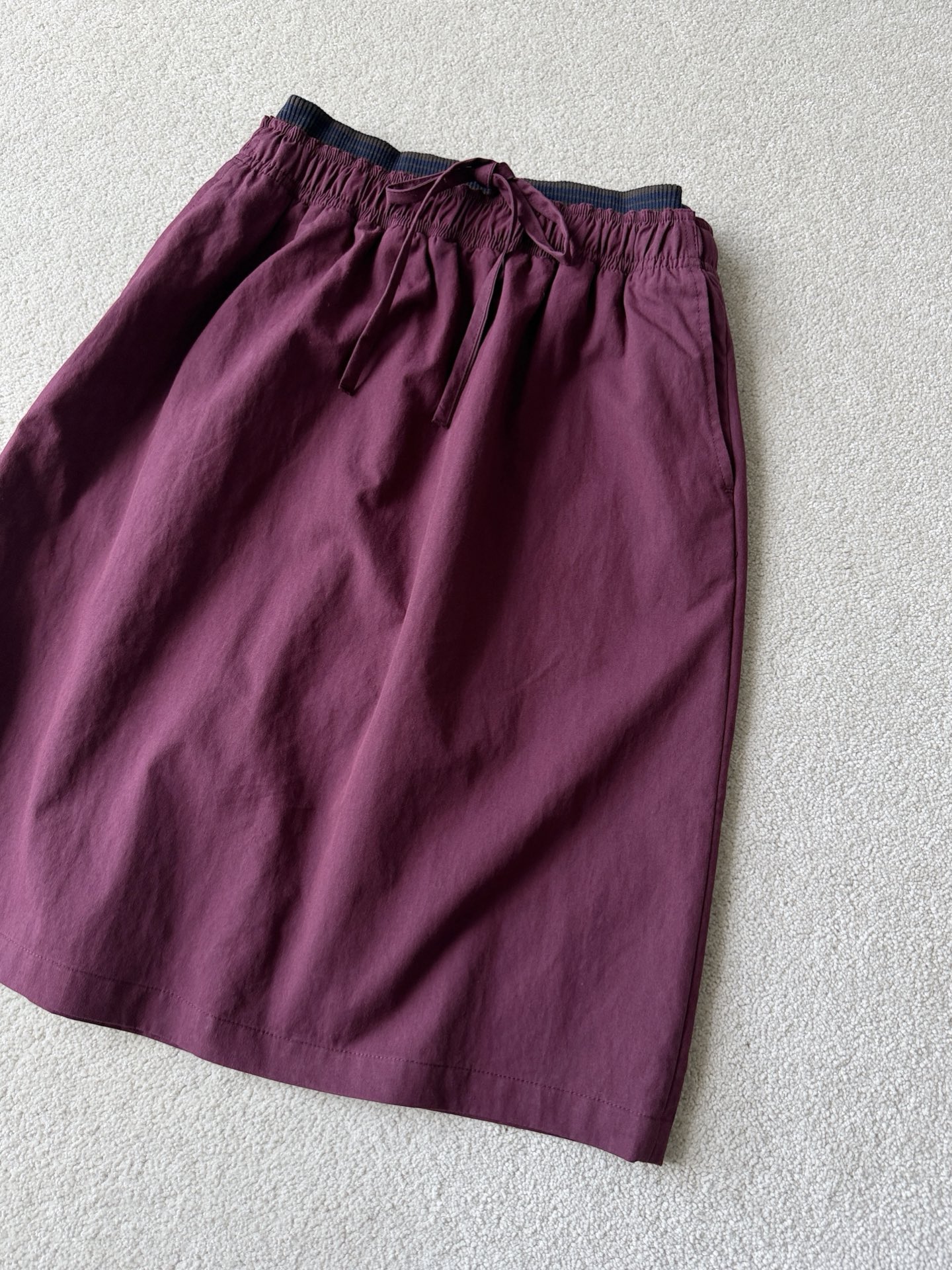 NO:823710,Anyone who wears casual and fashionable work clothes will love this jump skirt from Prad. The color of this jump skirt is so good!! At first glance, the upper body looks great, especially when paired with a vest or a short tee, which makes the body proportions look particularly good. The deep grape purple dyed by the tank is particularly white and classy. It can easily increase the whiteness of the skin tone by one or two levels ~ The drawstring waist is layered with an elastic waist. The hem is slit and decorated with classic triangle logo. There are practical pockets on the side.  I recommend casual style customers to blindly follow this one, prada, skirts,19860909工装休闲时髦谁穿谁爱 prad这跳裙子的颜色好正 !! 乍看一般上身绝了 特别是搭配背心或者小短tee 把身材比例显得特别好. 包缸定染的深葡萄紫 特别显白又有档次 轻松把肤色调高一两个白度 ~ 抽绳收腰叠穿松紧腰 下摆开衩,经典三角标点缀 侧面设有实用性口袋 我推荐休闲风顾客盲入这一条,,prada,skirts,,Women's clothing