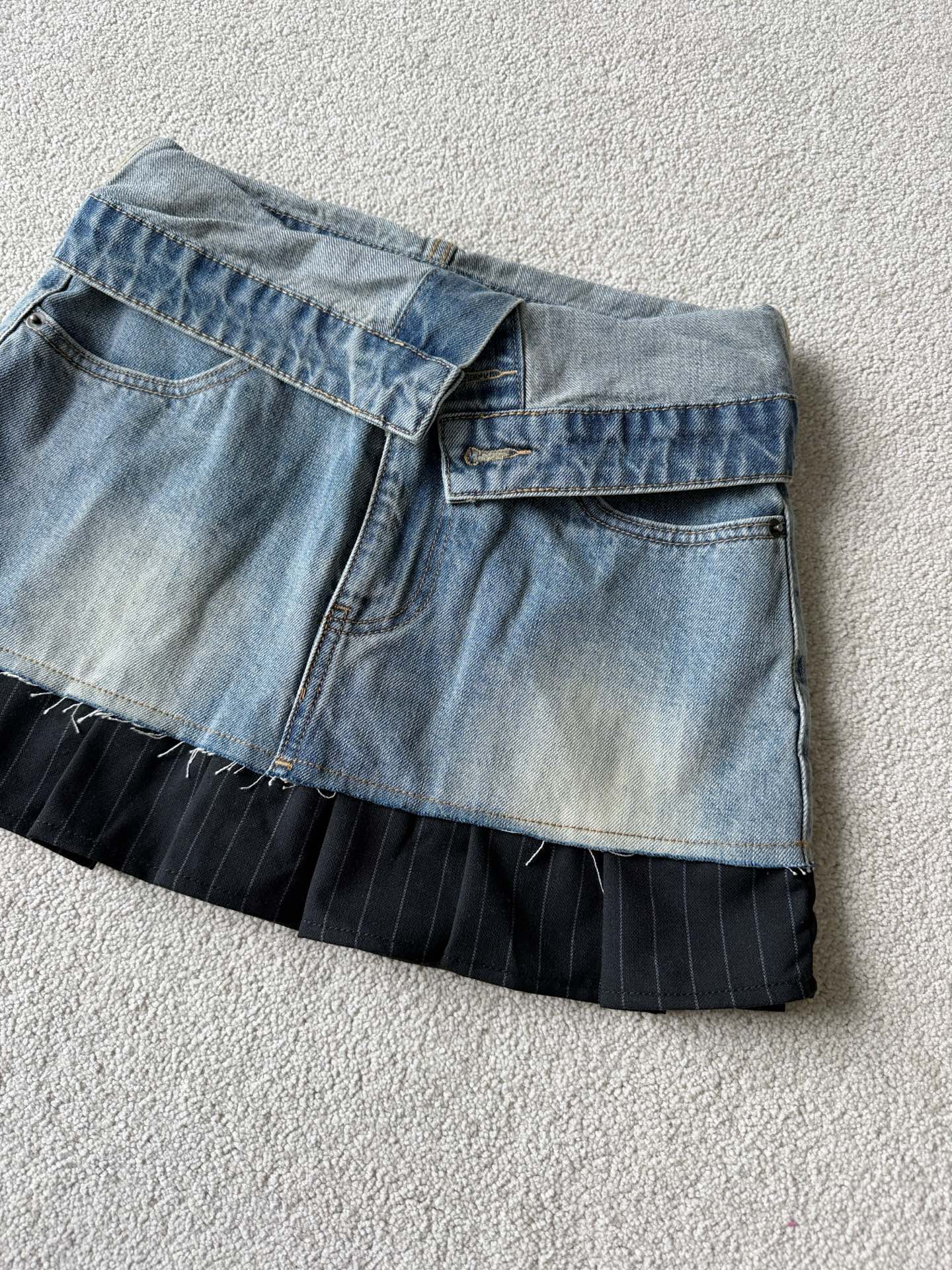 NO:825776,I finally made a denim skirt from ANN Fengshen ~~ Fake two-piece visual design. The hem is spliced ​​with striped suit fabric. The whole thickness is moderate and will not be stuffy. Because the denim cotton is soft and skin-friendly, the splicing part is also processed in place, so you don’t have to worry about it being difficult to wear ~~ The inner shorts prevent exposure and the waist-turned design even beautifies the waist-to-hip ratio. Without further ado, here are the upper body pictures for your reference, skirts, shorts, business suit,19860909ANN封神的一条牛仔半裙 终于被我做出来啦 ~~ 假两件叠穿视觉设计 下摆拼接条纹西装面料 整条厚度适中,不会闷热 因为牛仔棉柔软亲肤 拼接部分也处理到位 所以各位不用担心不好穿 ~~ 内设短裤防走光 翻腰设计更是美化腰臀比 话不多说,上身图给你们参考,,skirts,shorts,business suit,,Women's clothing