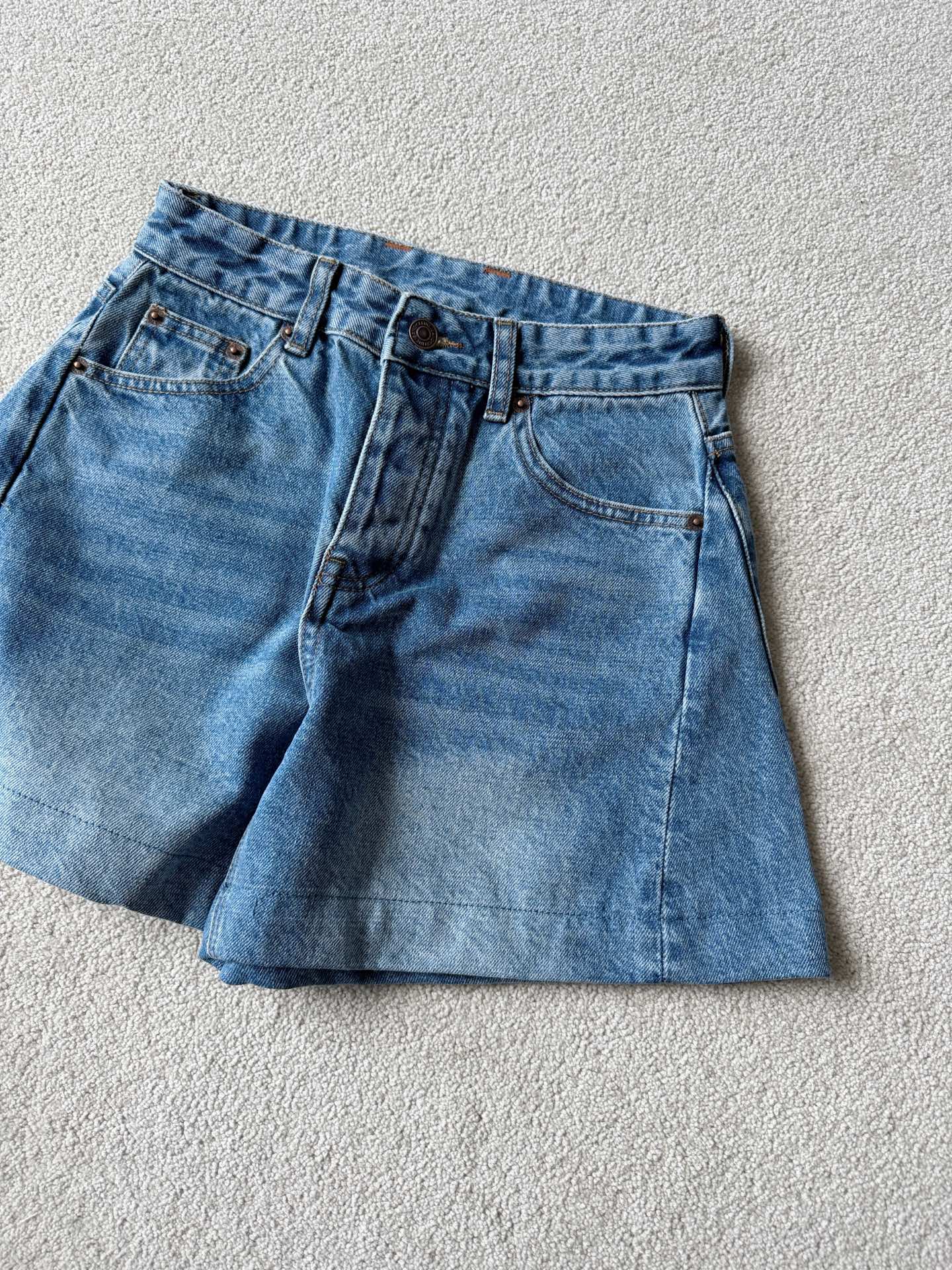 NO:825741,I fell in love with Ce again this year. You all follow our steps and don’t take any detours. A pair of shorts that look simple but have surprises on the upper body. This year’s new cut is so exciting. I recommend everyone with a pear-shaped body to boldly try its version. Only the upper body will understand. The three-dimensional cut has a mid-high waist version. The side widening cut is full of materials. You can’t see it in other shorts. This small detail covers the thickest part of the thigh. The length is just right and the color is right.  Lying in the closet for three to five years will never go out of style,,shorts,19860909今年又重新爱上了Ce 各位紧跟我们步伐不走弯路 看似简约上身有惊喜的一条短裤 今年全新的剪裁,太有feel了 推荐各位梨形身材大胆尝试 它的版型,上身才会懂 立体剪裁中高腰版型 侧面加宽剪裁用料十足 是在别的短裤上看不到的. 这个小细节把大腿最粗的部分都挡住 长度也刚刚好,颜色很正 在衣橱任意躺个三五年不过时,,shorts,,Women's clothing