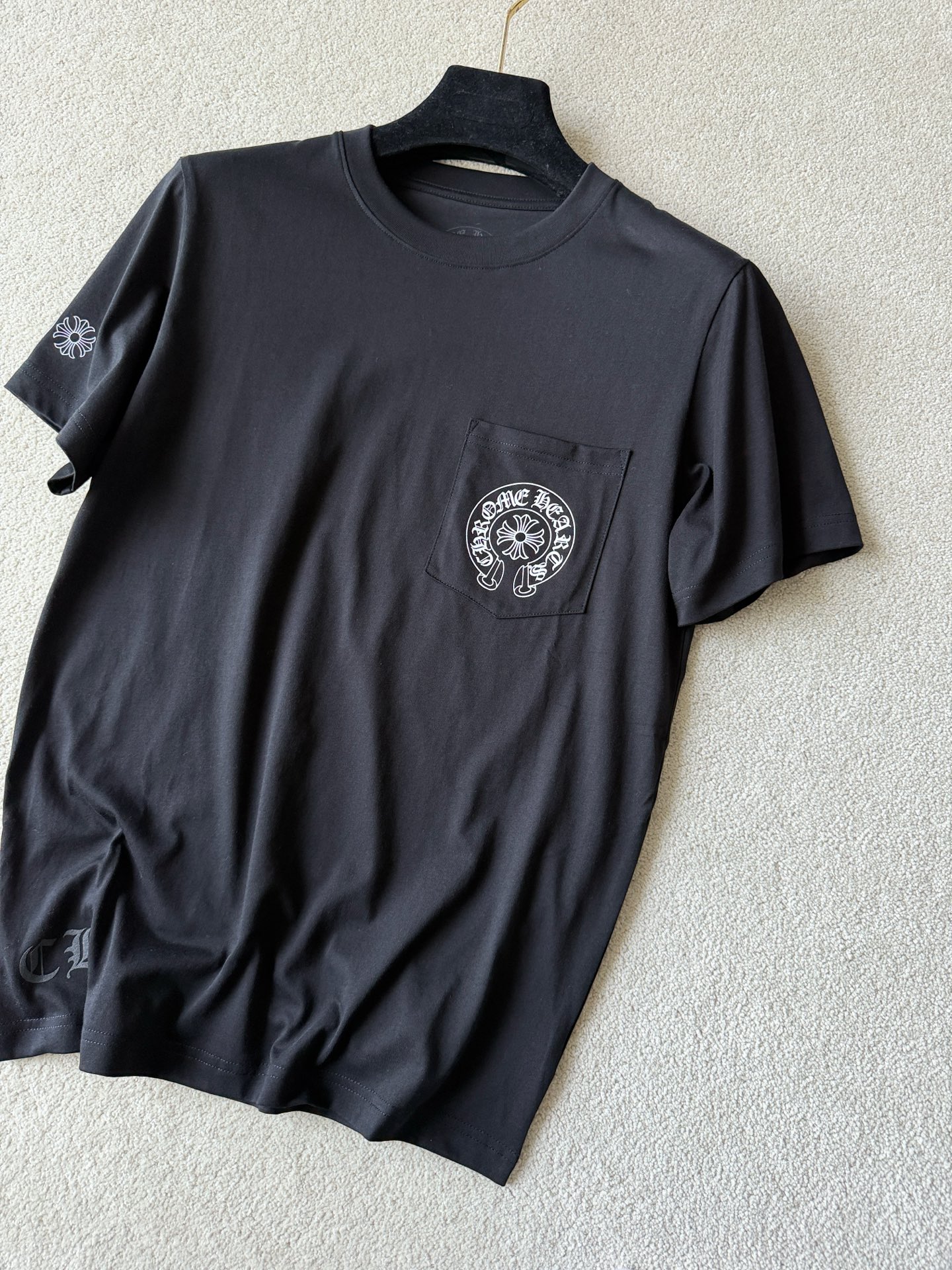 NO:827420,Black·Details Actual Photos This logo is very small, low-key and luxurious. I think it is high-end and durable for daily wear. It is not easy to be aesthetically fatigued. The four sizes are suitable for both men and women ~,,19860909黑色·细节实拍图 这个logo很小更低调奢侈 我觉得日常穿起来高级,耐看 不易审美疲劳 四个尺码男女皆可驾驭 ~,,,Women's clothing