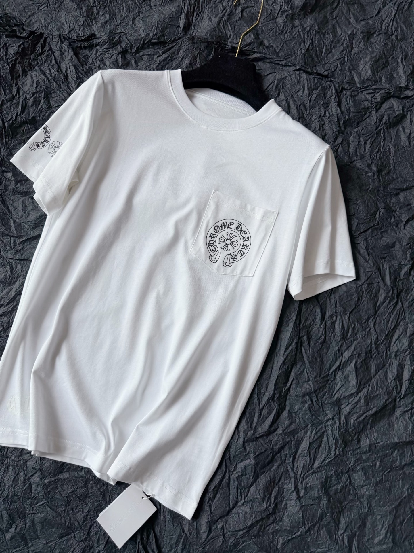 NO:827404,The new gradient small horseshoe logo print I love this design!! It is different from the previous tees that are so eye-catching. This one is low-key and luxurious, with details. I personally think it is very eye-catching and will always be a classic. ~~ The high-weight plain cotton is comfortable and skin-friendly. It is easy to take care of daily, washable and durable. The environmentally friendly glue on the front and rear is clearly printed. The gradient effect is restored, very beautiful. We provide handbags for the entire series, which can be bought back and reimbursed to family members!!,,19860909新款渐变小马蹄logo印花 我好爱这个设计 !! 区别以往的tee如此抢眼 这款足够低调奢侈,有细节 个人觉得十分耐看 永远经典的那种存在 ~~ 高克重平纹棉舒适亲肤 日常打理起来方便,耐洗耐穿 前后环保胶浆清晰印花 渐变效果还原,非常精美 全系列我们都配送手提袋 可以买回去给家属报销 !!,,,Women's clothing