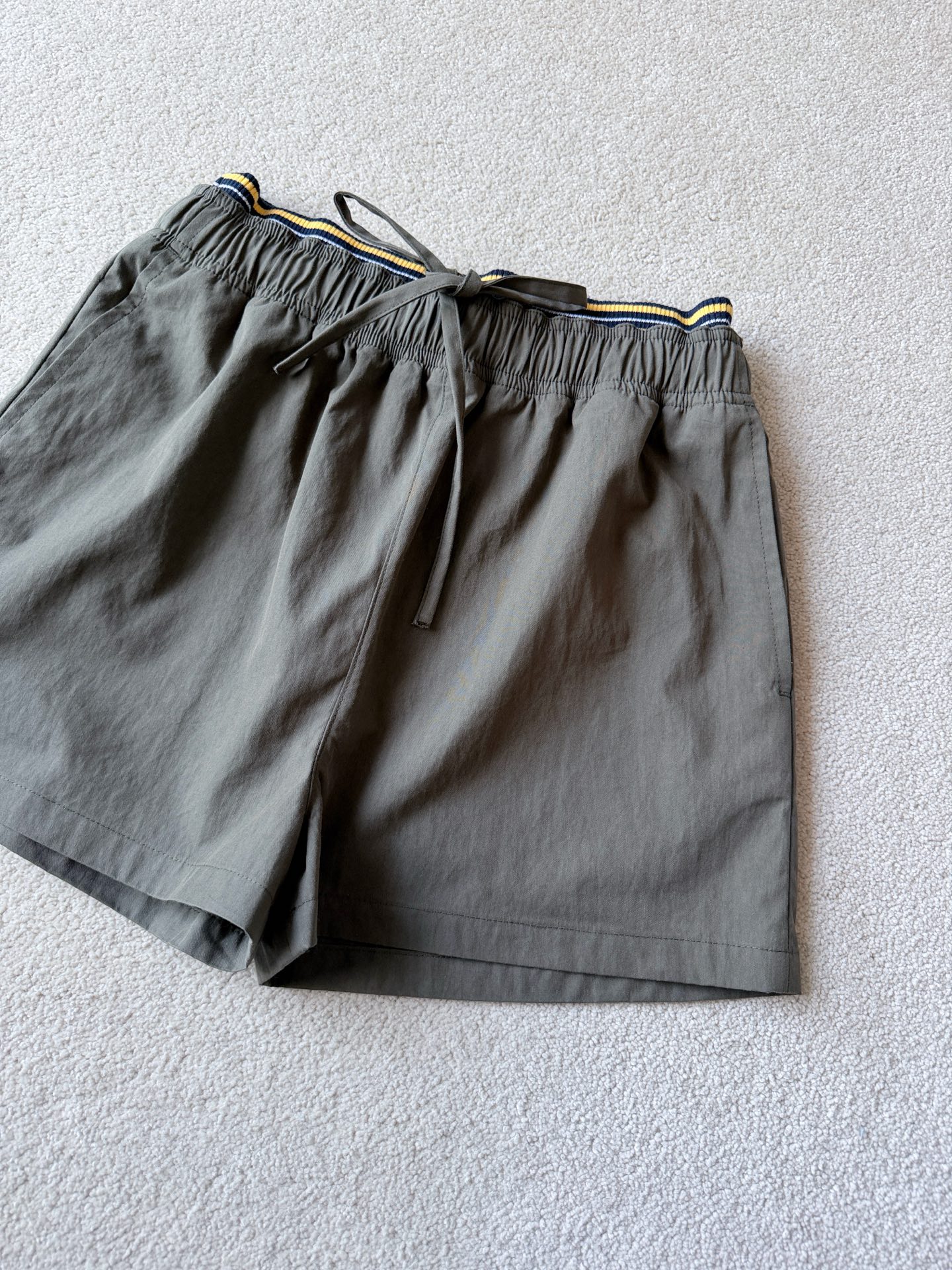 NO:827429,I prefer the casual workwear style this year. I fully recommend this pair of shorts. They are really good. Whether it is for daily outings or outdoor sports, the color and style are very popular. Customized high-weight cotton overalls fabric, dark green with a hint of distress, spliced ​​elastic waist, adjustable drawstring, classic triangle logo on the hem. The upper body is unrestrained, beautifying the proportions and showing the thin legs. It looks good with all kinds of tees or vests, shorts,19860909今年偏爱休闲工装风 这一条短裤,我满分推荐 实实在在的好穿款 不论是日常出街还是户外运动 这颜色和款式都特别走心. 定制高克重纯棉工装裤面料 深绿色带有一丝做旧感 拼接弹力腰,抽绳可调节 下摆点缀经典三角标 上身无拘无束,美化比例显腿细 搭配各类tee或者背心都好看,,shorts,,Women's clothing