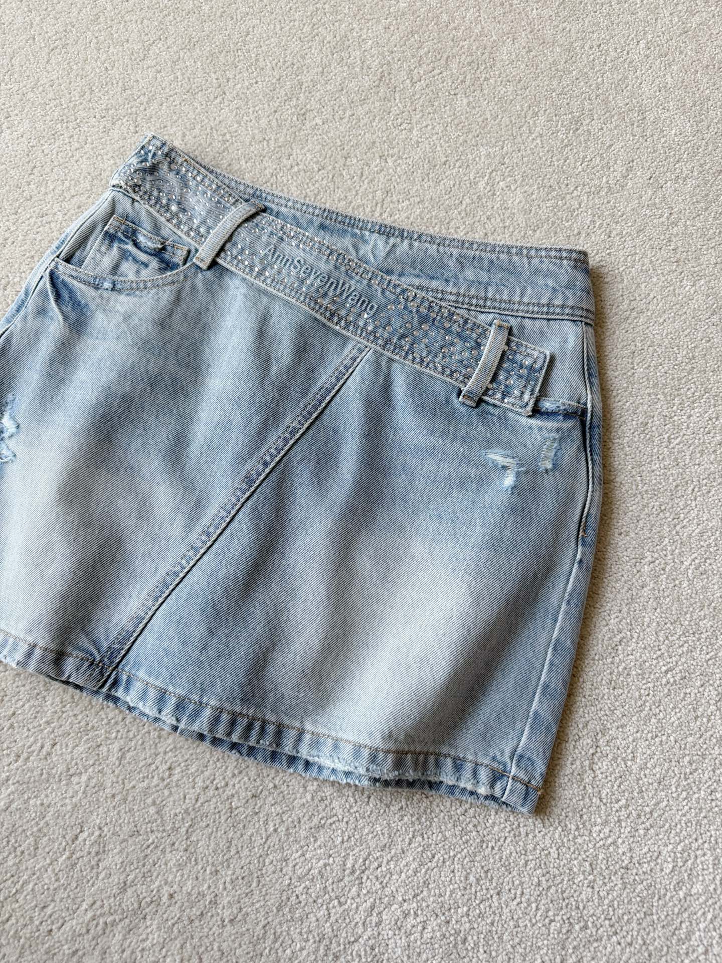 NO:827413,Whoever wears it will have a slim waist. This slant-waist denim skirt is so sexy!! This design is the ceiling. The three-dimensional cut-out slant-waist design has an A-line shape. The upper body shows a slim waist and longer legs. Customized soft denim cotton in distressed light blue, which fits the summer atmosphere very well. The whole piece is worn and worn very delicately. The waist is drilled with high temperature and 3D foam printed letters. The small details are taken care of. The inner shorts prevent exposure, so there is no need to worry.  A pair of skirts, skirts, shorts, that you can’t go wrong with your eyes closed.19860909谁穿谁有小蛮腰 这条斜腰牛仔半裙太有感觉了 !! 这个设计感天花板了 立体剪裁斜腰设计A字版型 上身显腰细,显腿长 定制柔软牛仔棉做旧浅蓝色 非常契合夏天的氛围 整件做旧磨破很细腻 腰部高温烫钻,3D发泡印花字母 小细节都拿捏ss的 内设短裤防走光,无需担心 闭眼入不出错的一条半裙,,skirts,shorts,,Women's clothing