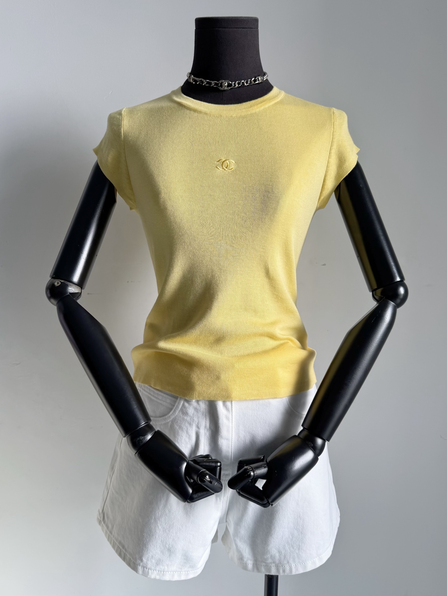 NO:827458,Summer must-have cool knitted tee Vintage is here~~ Good aesthetic that is not easy to be confused with, whoever wears it will understand it. The color is very positive, chick yellow/light blue, and the dyed Tencel wool wool is tightly woven and elastic. The hand feel and upper body comfort are excellent. The whole piece is simple and unnecessary. The chest is embellished with small logo embroidery of the same color. The small flying sleeves on the front shoulder hide the flesh, and do not show off the flesh.19860909夏日必备凉感针织tee Vintage中古香来啦 ~~ 不易撞衫的好审美,谁穿谁懂 色调很正的小鸡黄/淡蓝色 包缸定染天丝羊毛毛料 紧密织造弹力十足 手感和上身舒适度都极佳 整件简约无多余设计 胸口点缀同色系小logo刺绣 正肩小飞袖藏肉显瘦,不显拜拜肉,,,Women's clothing