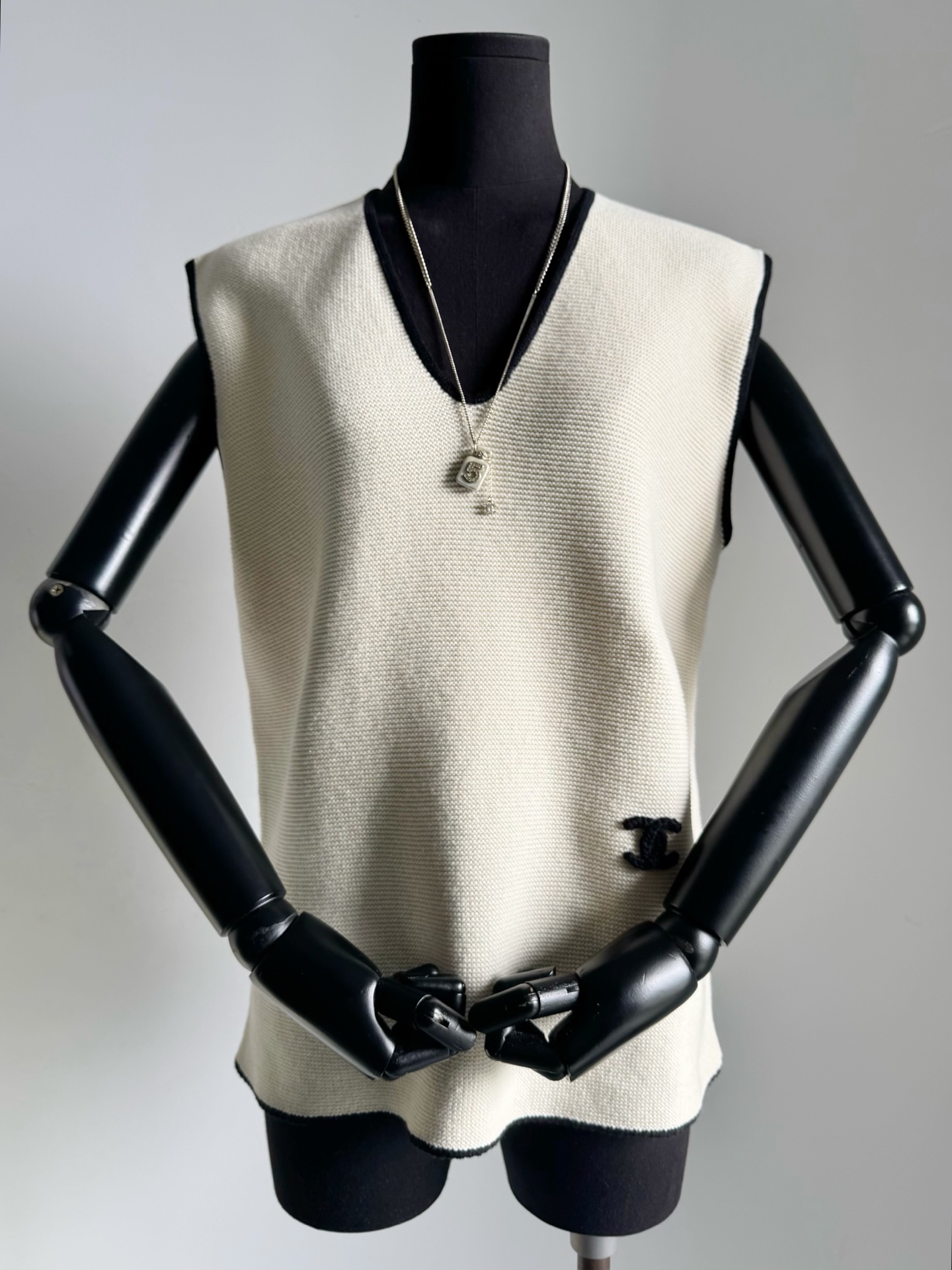 NO:829530,This vest is by no means an ordinary Xiangjia vest. Lucky for all you perfume fans!! The real thing is far more impressive than the real shot. The solid craft weaving foundation restores the tightness and high weight of yb. The essence is that it is quite wide. It is not as 'weak' as a knitted product. You can completely use it as a vest jacket. The black lines of the imported machine-finished special woven and stitched panels are all hand-woven. The hand-woven and sewn logo on the hem makes it look more advanced and old money.  The real thing has a heavy feeling, great value for money, a piece that can be worn in any occasion, chanel, jackets & coats,19860909绝不普通的香家马甲 各位香粉有福了咧 !! 实物远远比实拍更打动人 扎实的工艺织造基础 还原yb的紧密度和高克重 精髓是它挺阔的版型 完全不像一件针织品那样“柔弱” 你完全可以当成一件马甲外套. 进口机器完成特纺加缝盘部分黑色线条都是纯手工织造 下摆手工编织+缝制的logo 更加显得高级老钱 实物到手沉甸甸的分量感 物超所值,任意场合都能驾驭的一件,,chanel,jackets & coats,,Women's clothing