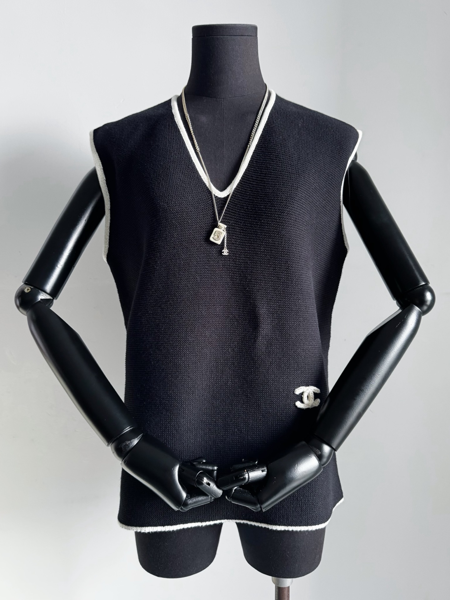 NO:829542,Black·detailed real photos. This knitted vest is comparable to a jacket. It is absolutely different from other vest items in your wardrobe. 95% imported Egyptian cotton is tightly woven. It is extremely dense and has a solid feel. It is suitable for layering under any coat in autumn and winter, jackets & coats,19860909黑色·细节实拍图 这一件针织马甲堪比外套 绝不同于你衣橱的其他马甲单品. 95进口埃及棉紧密织造 密集度极高,手感扎实 适合秋冬叠穿在任意外套里,,jackets & coats,,Women's clothing