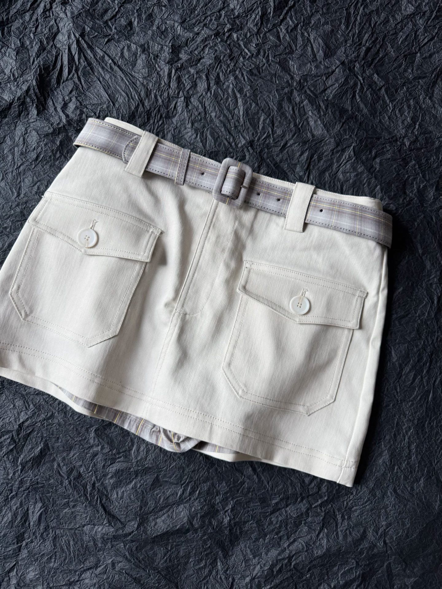 NO:831782,Off-white, detailed photos. It looks like a skirt, but it actually has shorts. A very casual design, you can control it at will. It is a low-waisted design that is very popular this year. You can layer some bottoms with logos, skirts, shorts, etc.19860909米白色·细节实拍图 看似是条裙子实则有短裤 非常走心的设计,任意驾驭 是偏低腰的今年很流行的设计 可以叠穿一些有logo的打底,,skirts,shorts,,Women's clothing