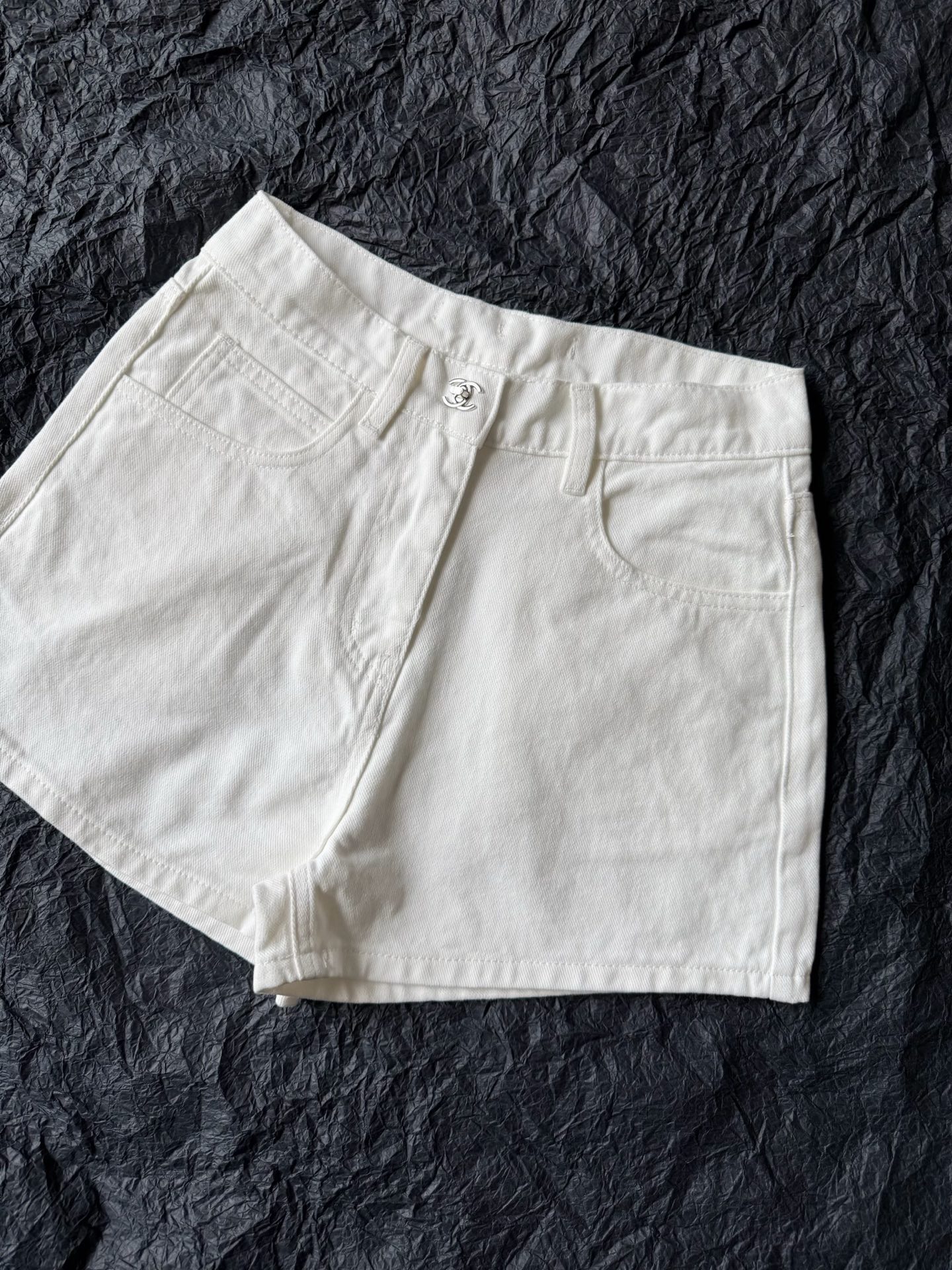 NO:831733,The details of stocking up on shorts are here. I will be the first to update my favorite Double C shorts ~ You all know that you don’t need to introduce me. They are a must-have for fashionistas, good-looking and easy to match. High weight denim cotton, environmentally friendly and soft to wash. Super authentic white/light blue. It is the best pair for summer. Customized Double C hardware buckle and Double C patch embroidery. There is no choice in design and version. It is smart to be the first to get the first batch of good products ~,,shorts,19860909囤短裤的细节到啦 率先更新我的心头爱双C短裤 ~ 无需我多介绍你们都懂 时髦精必入,好看又好搭 高克重牛仔棉环保柔软洗水 超正的正白色/浅蓝色 是夏天最好搭配的那一挂. 定制双C五金扣加双C贴布刺绣 设计和版型都没得挑 趁首批好货率先入才是聪明人 ~,,shorts,,Women's clothing