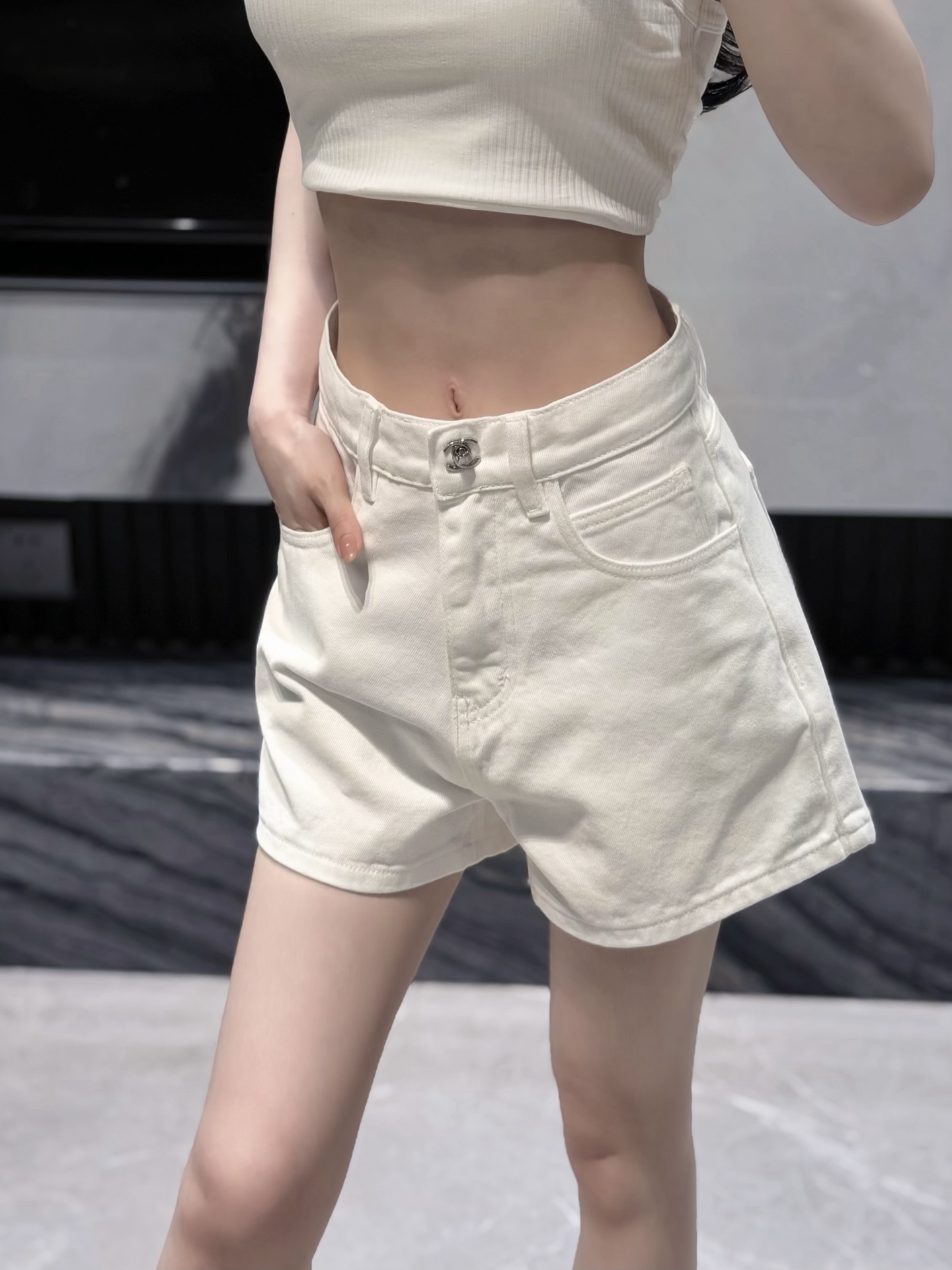 NO:831739,Own model look with little bee ribbed vest,19860909自家模特look 搭配小蜜蜂螺纹背心,,,Women's clothing