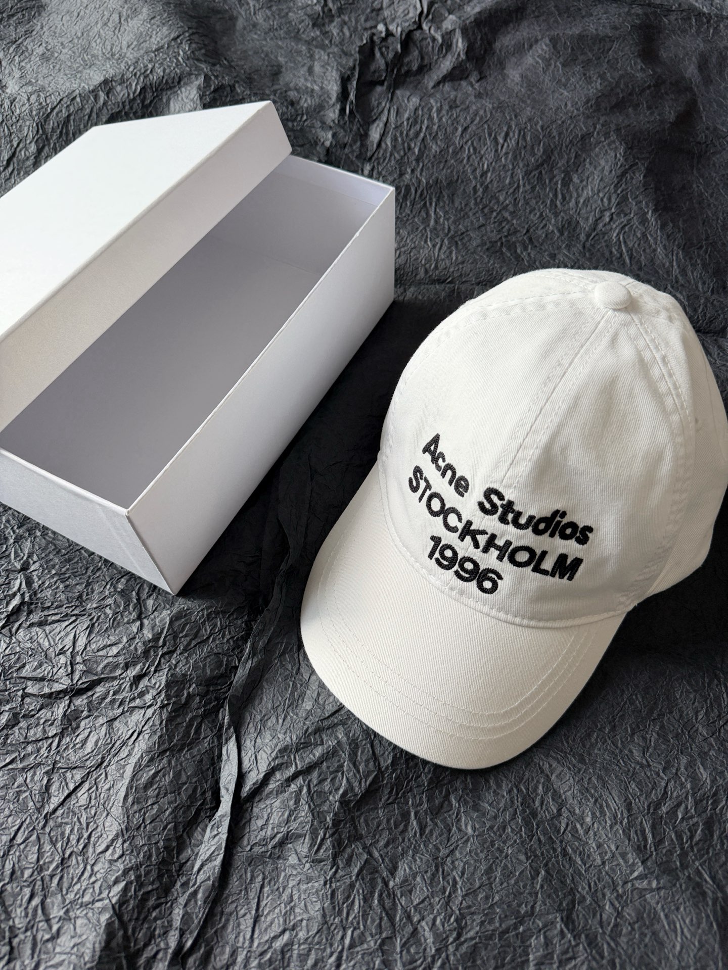 NO:930569,Acn is so popular that even hats are in high demand. Of course, we have to provide you with one-stop supplies. My long-sleeved tee series is in short supply. I prepared this hat for customers who bought clothes. It is made of the right soft denim and cotton fabric and has a pure cotton lining to absorb moisture. Note that the texture of the needle embroidery in my home is not the three-dimensional one of the wrong version!! The hemming and routing are very delicate. I choose three colors of white, blue and black.19860909Acn大火连帽子也很抢手 我们当然要给你们一站式配齐 我家长袖tee系列供不应求 给买了衣服的顾客准备了这顶帽子. 正确的柔软牛仔棉面料 设有纯棉内衬,吸湿排汗 注意我家对版挨针刺绣肌理感 不是错版那种立体的哦 !! 包边走线都很细腻 甄选白色 蓝色 黑色三色齐出,,hats,,Women's clothing