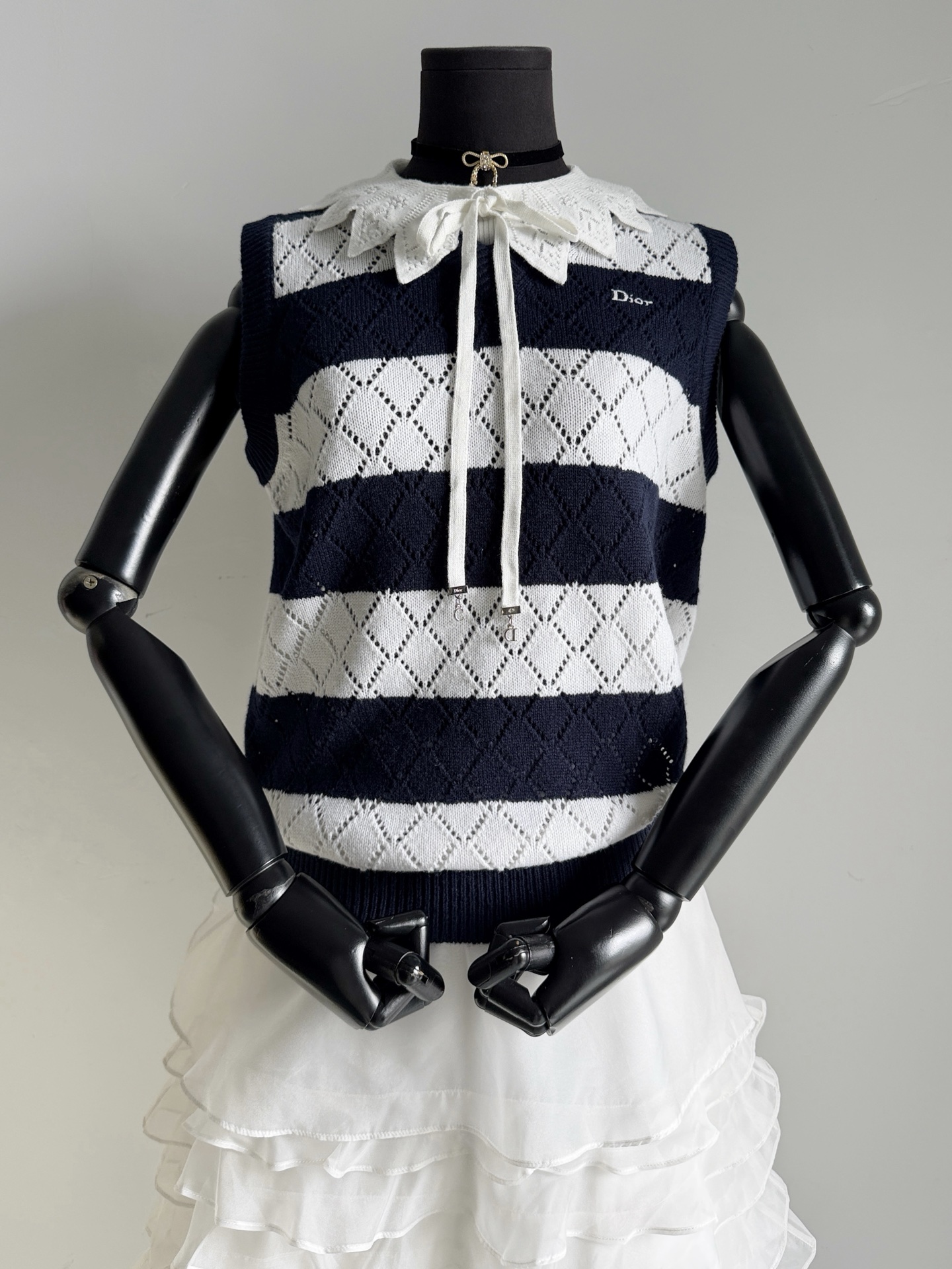 NO:956746,This year's dr design is crazy!! I can't stop buying new spring and summer styles. The eye-catching lapel baby sweater, the new striped rhombus hollow design, has the right balance between age reduction and elegance and fashion. The cashmere wool that is dyed in a vat is skin-friendly, comfortable and soft, and it is still breathable and comfortable to wear in summer ~ Imported machine hook knitted doll lapels are embellished with bows and small bells. The cardigan looks good with a gauze skirt or jeans.,,skirts,jeans,19860909今年dr设计杀疯了 !! 春夏新款买买买停不下来 让人眼前一亮的翻领娃娃衫 全新的条纹菱格镂空设计 减龄显嫩和优雅时髦平衡得刚刚好. 包缸定染的山羊绒毛料 亲肤舒适柔软处理 夏天穿着也依旧透气舒适 ~ 进口机器勾织娃娃翻领 加蝴蝶结小吊钟点缀 开衫搭配纱裙或者牛仔裤都好看.,,skirts,jeans,,Women's clothing