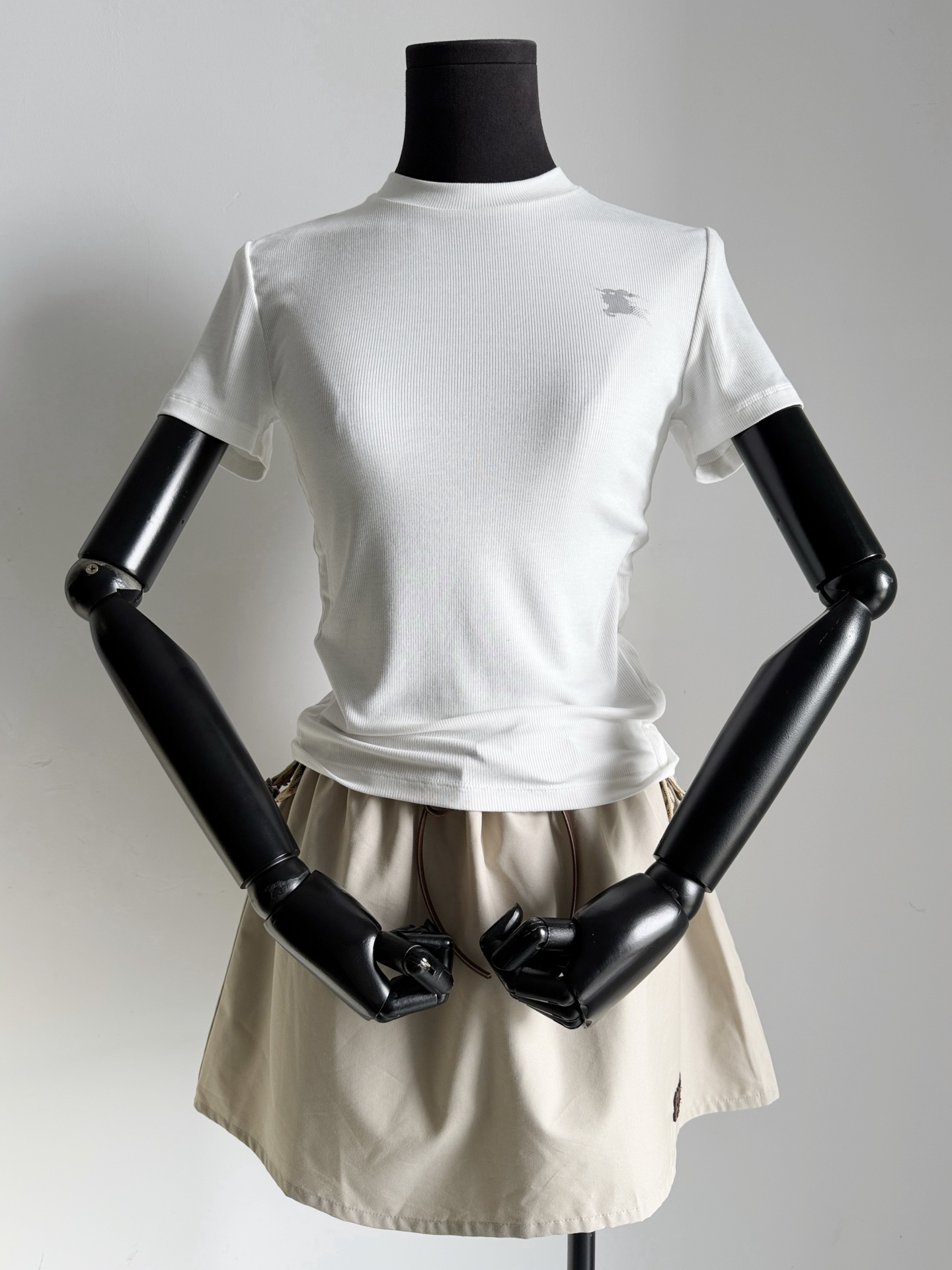 NO:911120,White·detailed real shot. Customized elastic plaid webbing on the side. It can be worn at the waist to make you look slimmer. You can also relax and wear it directly.19860909白色·细节实拍图 侧面定制的弹力格纹织带 可以抽腰穿,更加显瘦 也可以放松直接穿,,,Women's clothing
