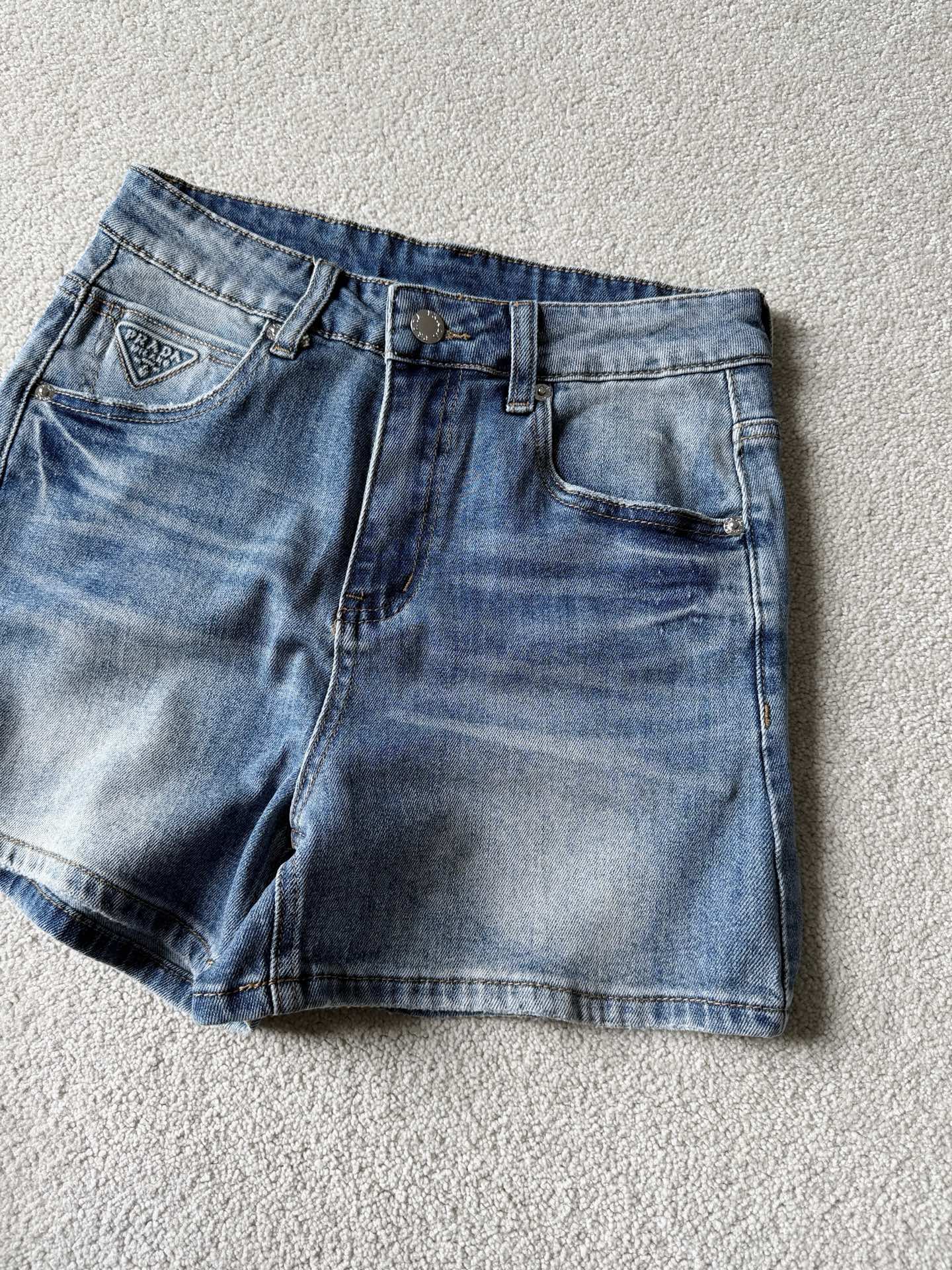 NO:954588,It’s the season to stock up on shorts, pick them up when they’re ready. Prad’s streamlined denim shorts are super practical. Customized high-quality denim cotton. Soft and comfortable, with a slight stretch, so it’s neither stuffy nor hot to wear in summer. The distressed blue color is very good to match. The three-dimensional cut has a mid-high waist version with just the right length. It covers the hips and looks slim and has good proportions. It’s perfect with tees and vests in summer. Prada, shorts,19860909囤短裤的季节,见好就收 超实穿的prad精简牛仔短裤 定制高品质牛仔棉 柔软舒适,带有微微弹力 所以夏天穿着不闷不热 做旧洗水正蓝色很好搭 立体剪裁中高腰版型,长度恰好 包臀显瘦又有好比例 夏天配tee配背心都完美,,prada,shorts,,Women's clothing