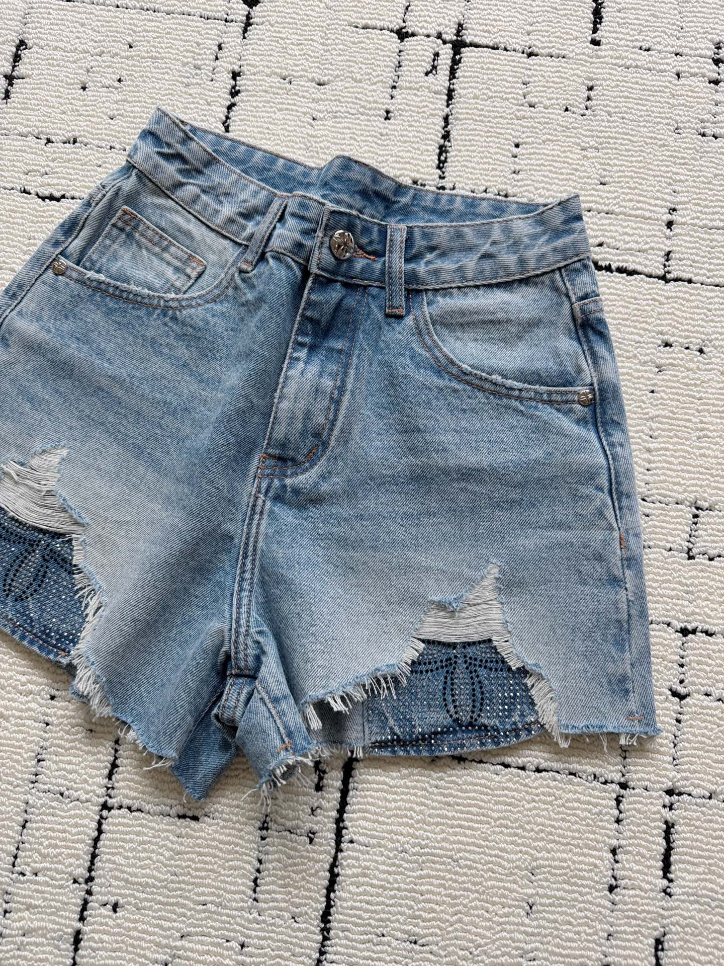 NO:908443,Continue to release my new products, high-looking soft denim shorts ~ I really give you a taste of the big products. The soft feel is as light as casual pants. It is very suitable for babies who are afraid of the heat in summer!! The A-line version with mid-high waist three-dimensional tailoring has a unrestricted upper body and does not stick to the crotch. The holes in the trouser legs are used to beautify the proportional lines and show the length of the legs. A hot diamond logo embellishment is enough,,shorts,19860909继续发布我家新品 高颜值柔软牛仔短裤 ~ 切切实实给你们感受了大货 柔软手感如休闲裤般轻盈 非常适合夏天怕热的宝子 !! 中高腰立体剪裁A字版 上身无拘无束,不卡裆 裤脚破洞处理,美化比例线条又显腿长 一个烫钻logo点缀就很足够,,shorts,,Women's clothing