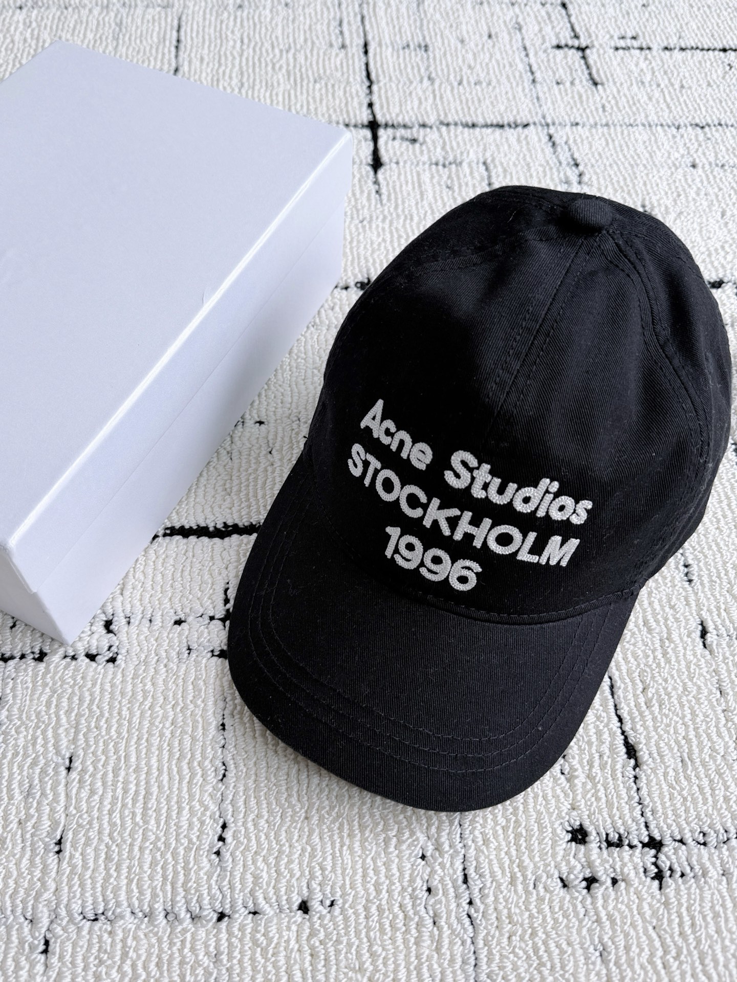 NO:930590,Distressed black · Detailed real photos. It is a very everyday hat. You can control it at will without choosing the matching and skin color.,,hats,19860909做旧黑·细节实拍图 很日常的一顶帽子 完全不挑搭配和肤色任意驾驭.,,hats,,Women's clothing