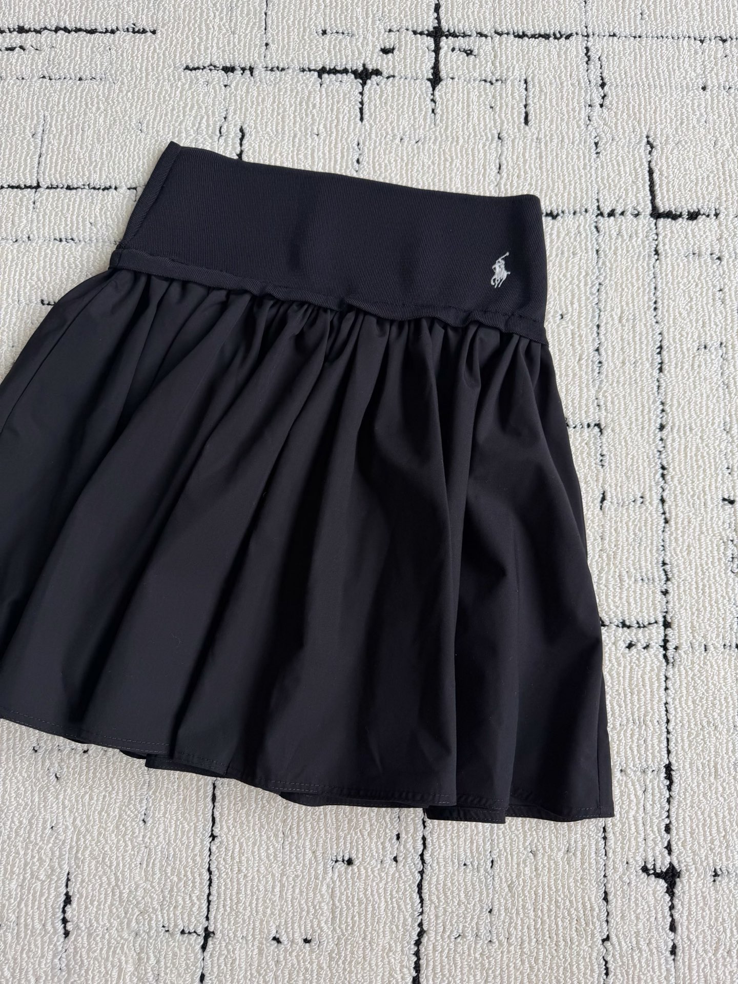 NO:934293,This month’s main recommendation is the king of cost-effectiveness, the versatile skirt with embroidered Raff small logo ~~ It can meet the dressing needs of different occasions. It can be used for sports/golf/tennis, or for daily shopping and walking. Who can not love it because of its great appearance and comfort!! Elastic waist and pleated skirt. There are also practical pockets on the side. The fake crotch is wide and even the mother’s buttocks can be accommodated. It is recommended to buy one and stock up on skirts,19860909本月主推性价比之王 拉夫小logo刺绣百搭半裙 ~~ 满足不同场合穿搭需求 可以运动/高尔夫/网球 也可以日常逛街遛弯任意穿搭 颜值极高还有舒适度 谁能不爱呀 !! 弹力松紧腰加百褶半裙 侧面还有实用性口袋 假胯宽妈妈臀都能被包容. 推荐买一条再囤一条,,skirts,,Women's clothing