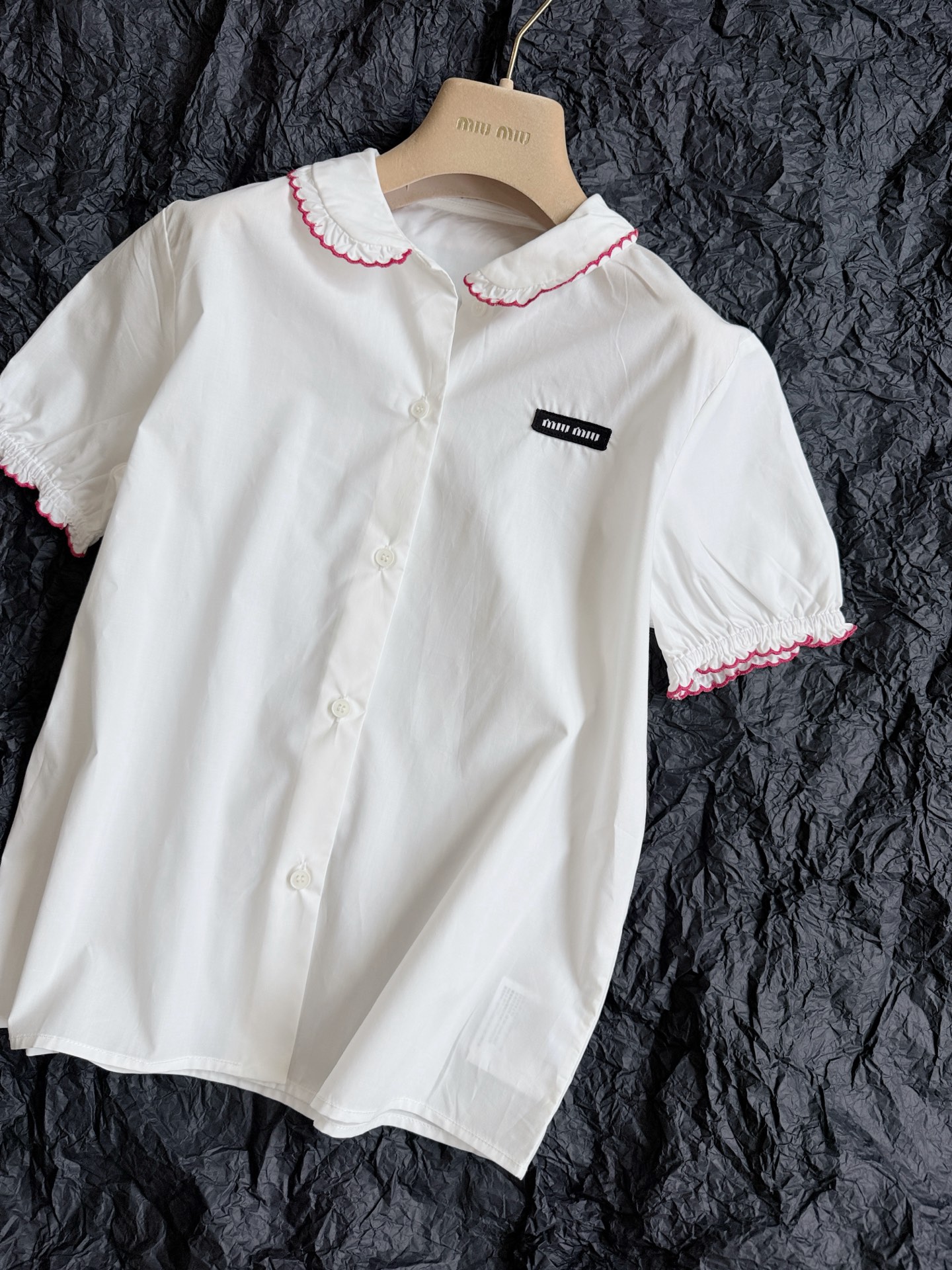 NO:930632,Whoever wears this is a sweet girl from miumiu. This one is really good!! I really like this light and lively shirt. Summer is the need for this kind of atmospheric item. Customized light and breathable pure cotton shirt fabric has excellent moisture absorption and perspiration properties, especially suitable for sultry summers. The collar and cuffs are surrounded by contrasting lace, which looks tender and white and has a sense of design. At a glance, it is a vital item from miu.,,miumiu,shirts,19860909谁穿谁是miumiu甜妹 这一件真心乖 !! 好爱这件轻松活泼的小衫 夏季就是需要这种氛围感单品. 定制轻薄透气纯棉衬衫面料 吸湿排汗性能嘎嘎好 特别适合闷热夏天 领口加袖口一圈撞色花边 显嫩显白又有设计感 一眼就是miu家元气单品.,,miumiu,shirts,,Women's clothing