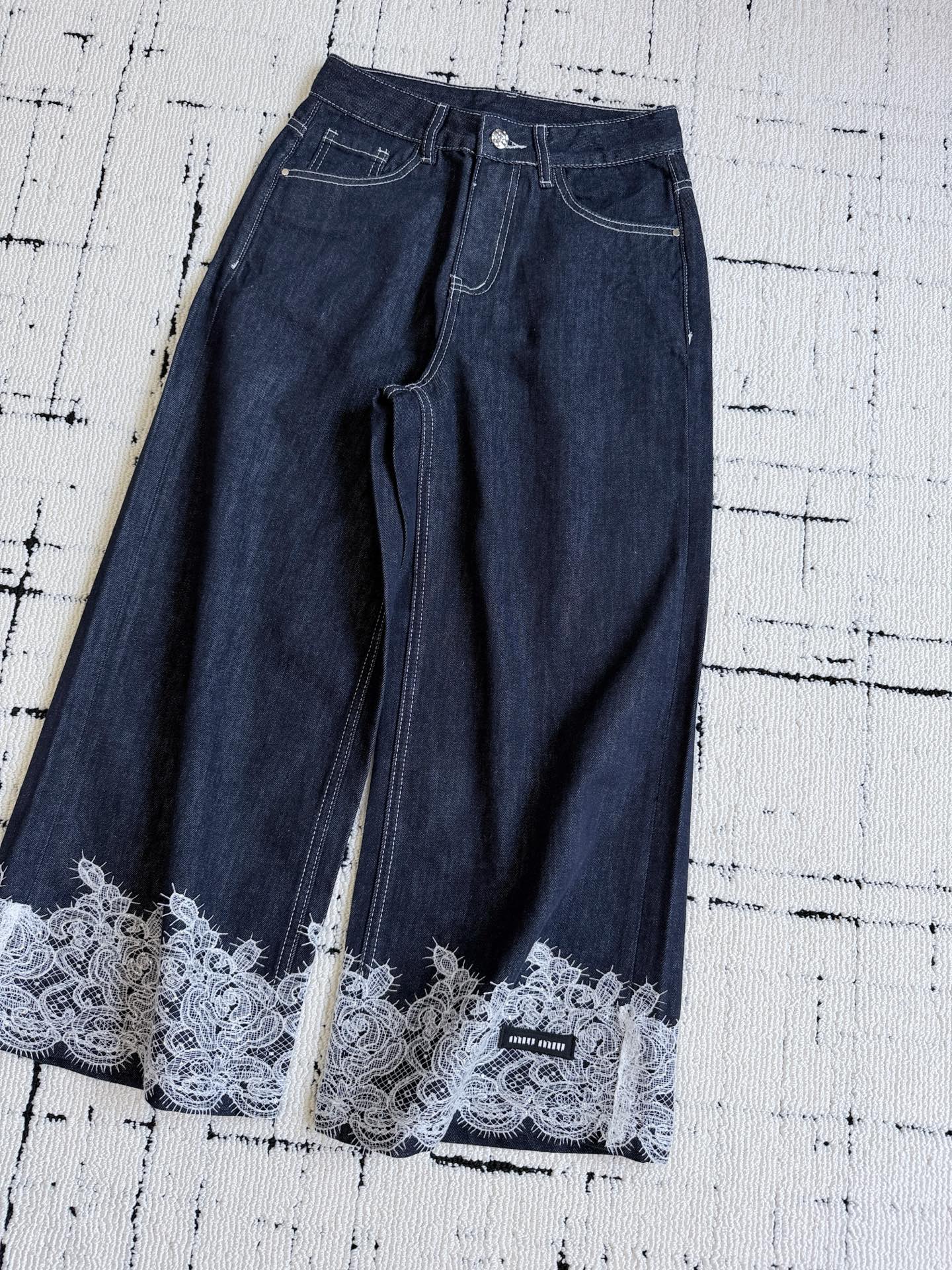 NO:930650,miu girls gather together quickly. You can use these pants with any clothes you buy. My family still has a 'vicious' taste. Say goodbye to boring jeans. This pair of lace nine-point pants with spliced ​​hems is enough to make you stand out in summer. Customized high-quality denim cotton, dark blue with white lace, elegant and contrasting design ~ loose wide-leg nine-point pants design. tall and short, can be controlled by all kinds of leg types. I won't say more, please feel free to try it on,,miumiu,jeans,19860909miu女孩们速度集合 买了衣服都可以用这条裤子配 我家眼光依旧“毒辣” 告别无聊乏味的牛仔裤. 这一条裤脚拼接蕾丝九分裤 足以让你在夏季穿搭出挑 定制高品质牛仔棉 深蓝色搭配白色蕾丝边 优雅大方又有撞色设计感 ~ 宽松阔腿九分裤设计 高矮个子,各种腿型都能驾驭 我不多说请你们大胆上身试,,miumiu,jeans,,Women's clothing