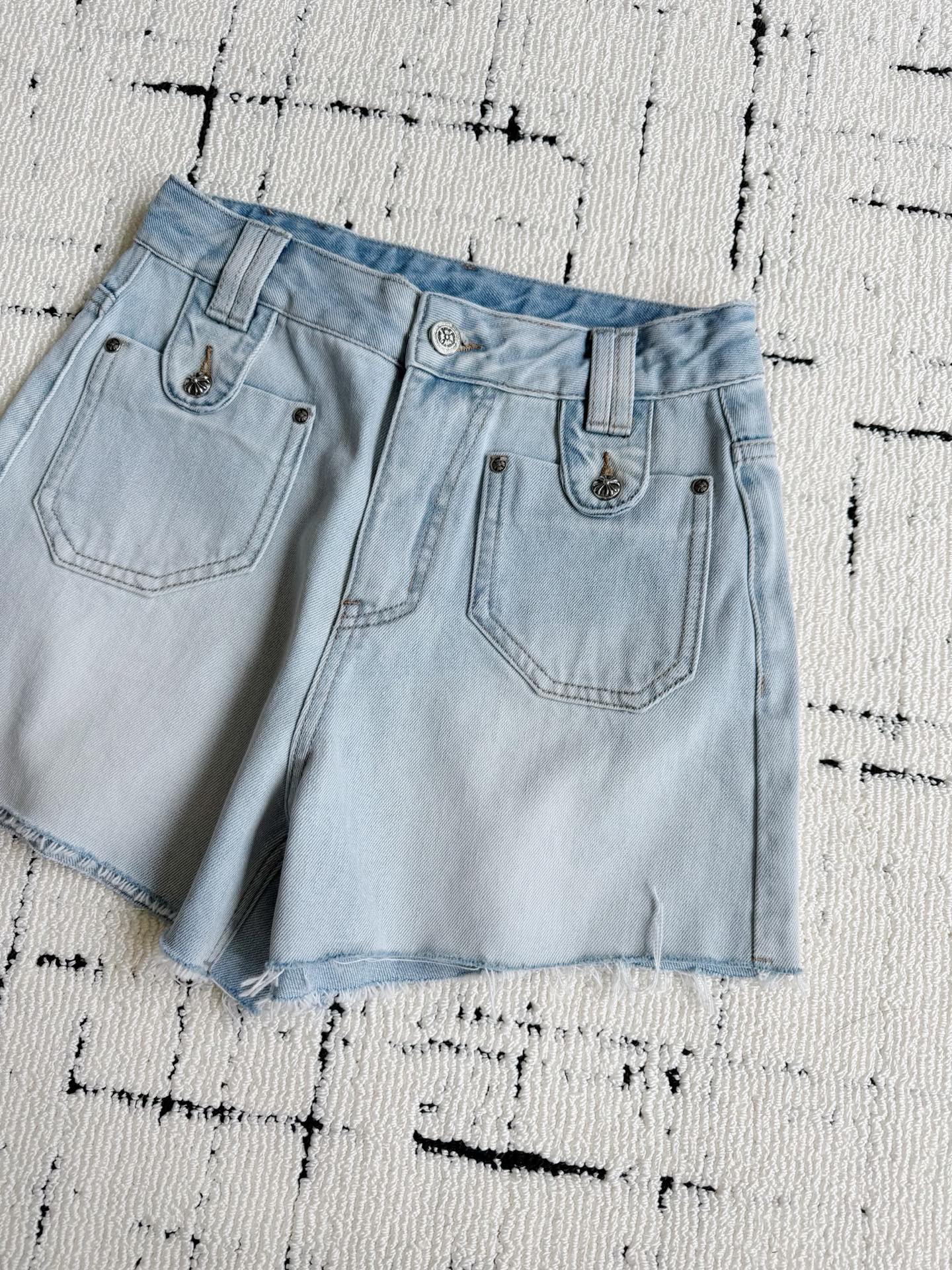 NO:909735,Stepping into the rhythm of rising temperatures, we continue to release high-quality denim shorts, a minimalist style that fans of CH fell in love with at first sight, especially this distressed light blue one, which is perfect for summer wear. Three-dimensional tailoring, mid-high waist, A-line version, tight right-angled hem, slightly tapered edges. Front and rear hardware accessories, full of details. Soft, comfortable, minimalist and classy. Can be used for daily commuting and leisure. Easily get a refreshing summer outfit ~~,,shorts,19860909踩着升温的节奏 继续发布高品质牛仔短裤 ch粉一眼爱上的极简款 特别是这个做旧水洗浅蓝色 太适合夏天穿着氛围了 立体剪裁中高腰A字版 下摆直角边紧细锁边,轻微须边 前后五金配件,满满的细节 柔软舒适又极简上档次 日常通勤 休闲都能用到 轻松get夏日清爽穿搭 ~~,,shorts,,Women's clothing